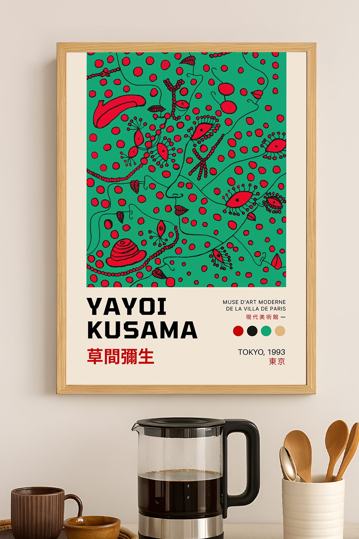 Yayoi Kusama yeşil zeminde kırmızı organik desen sergi posteri – 3. görsel