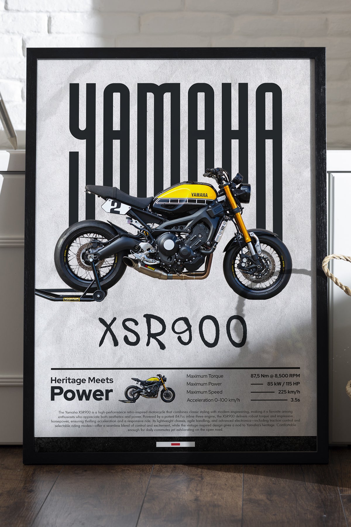 Yamaha XSR 900 sarı depolu retro motosiklet posteri
