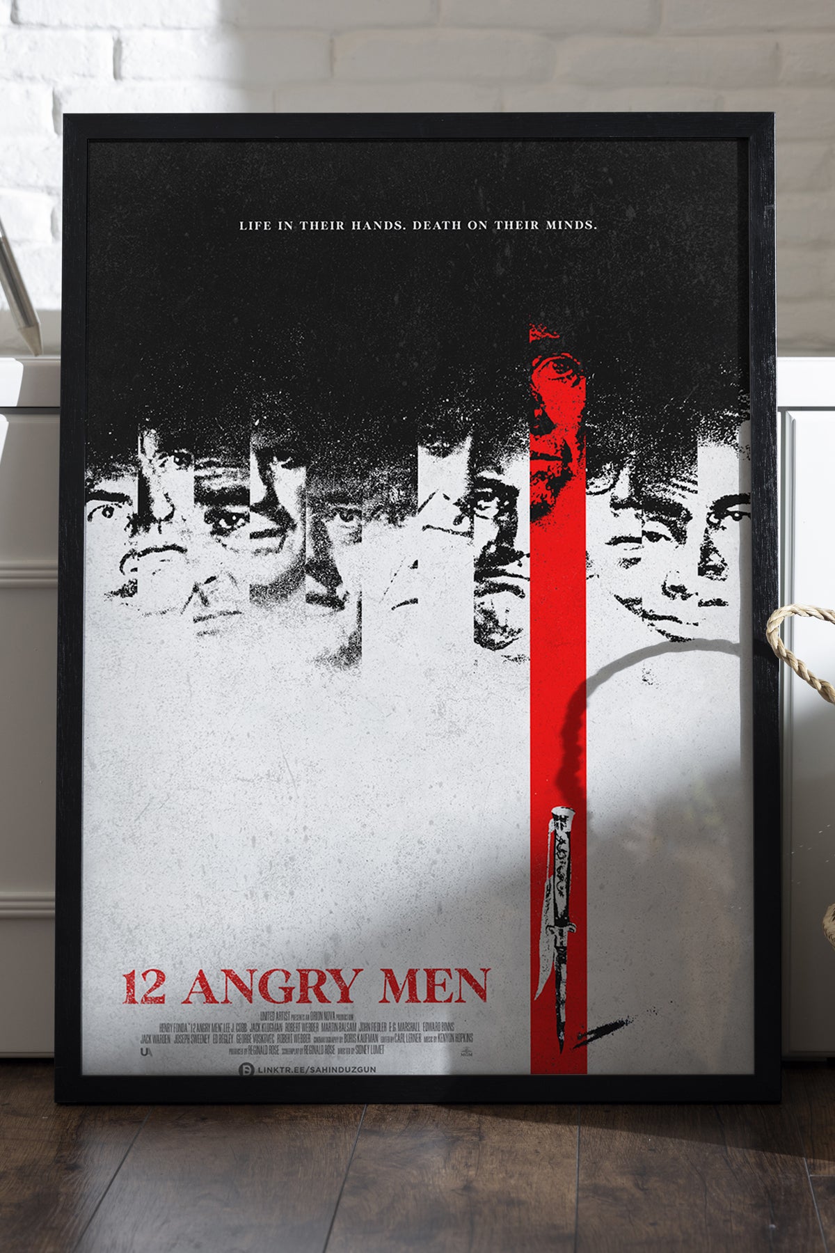 12 Angry Men siyah beyaz kalabalık ve kırmızı figürlü film posteri
