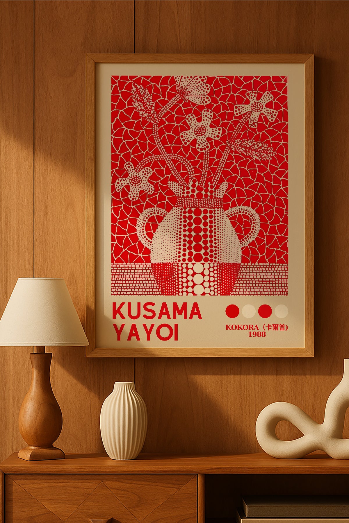 Yayoi Kusama kırmızı puantiyeli vazo ve çiçek sergi posteri – 2. görsel