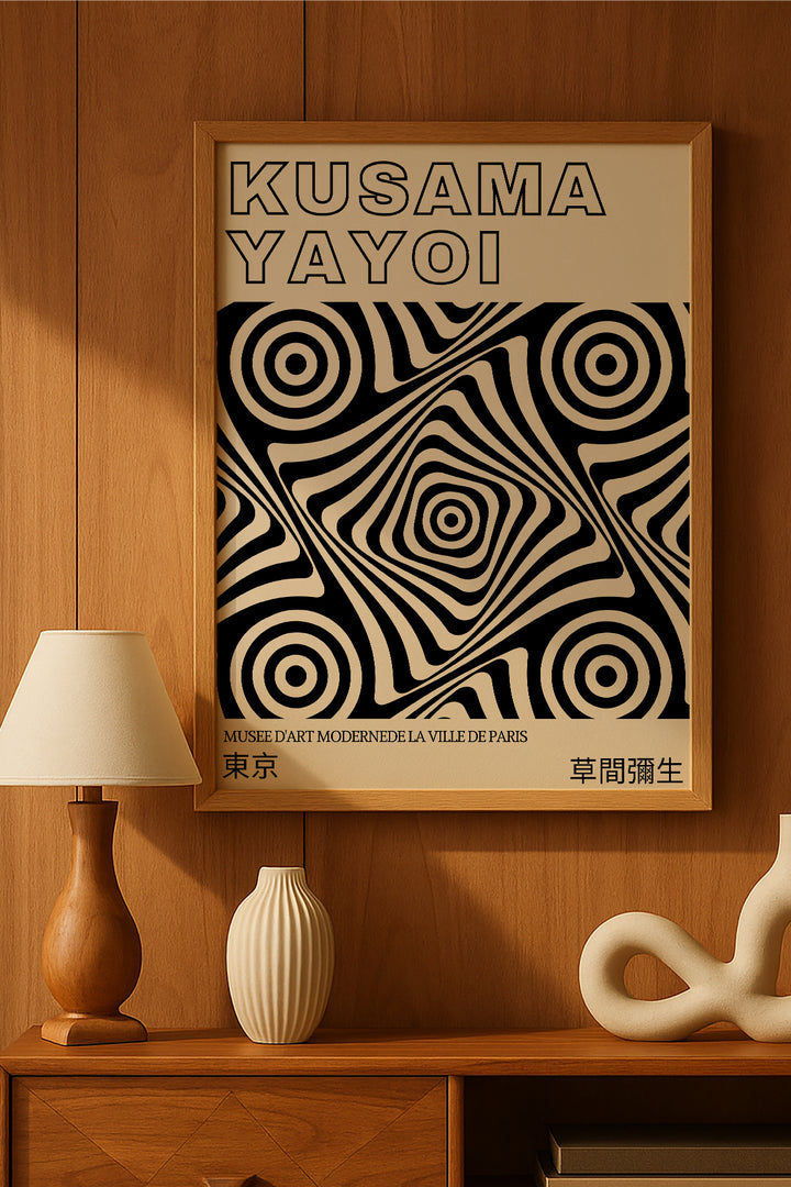 Yayoi Kusama siyah beyaz optik halka desenli sergi posteri – 2. görsel