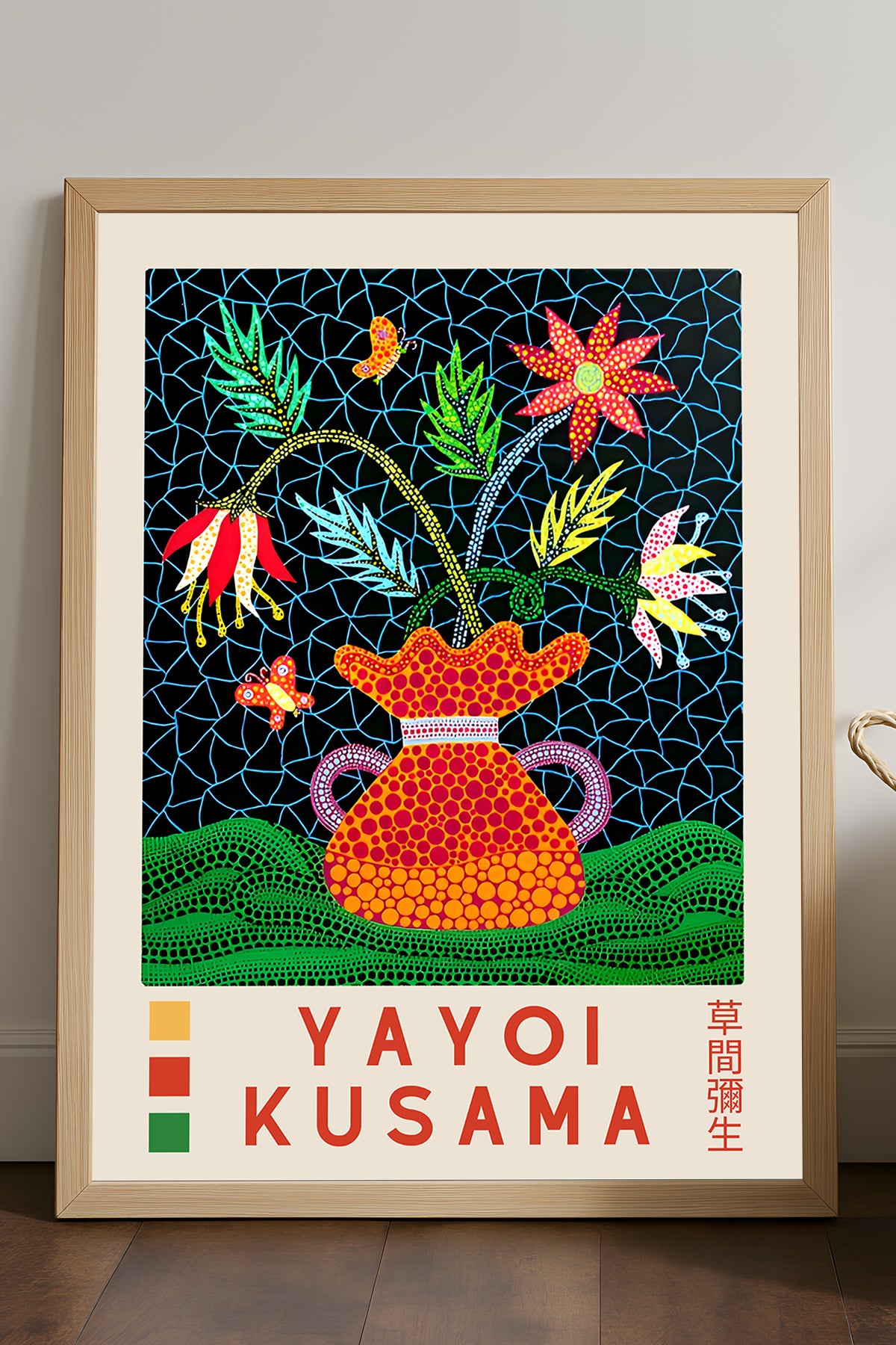 Yayoi Kusama lacivert fonda çiçekli vazo sergi posteri