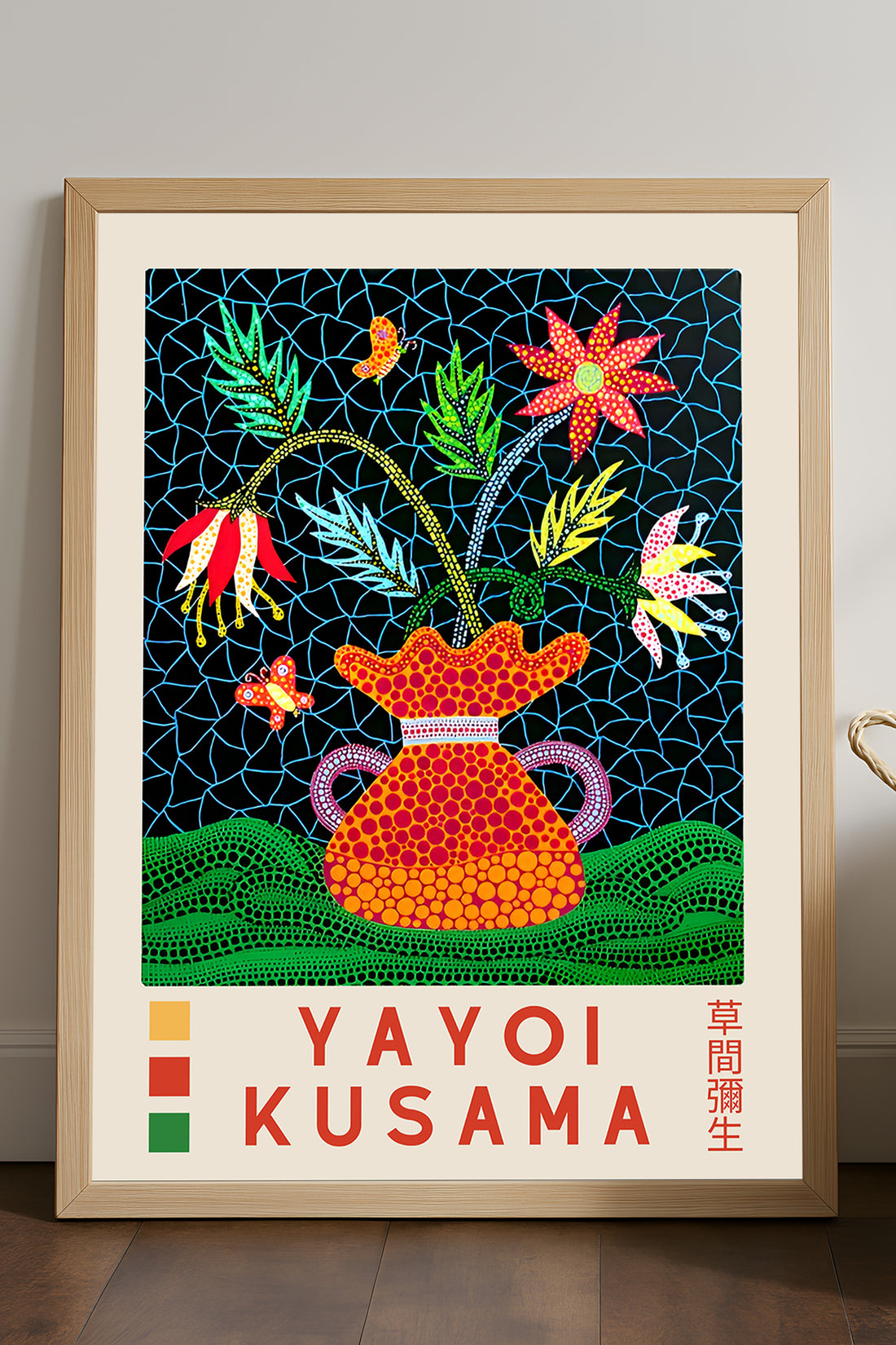Yayoi Kusama lacivert fonda çiçekli vazo sergi posteri