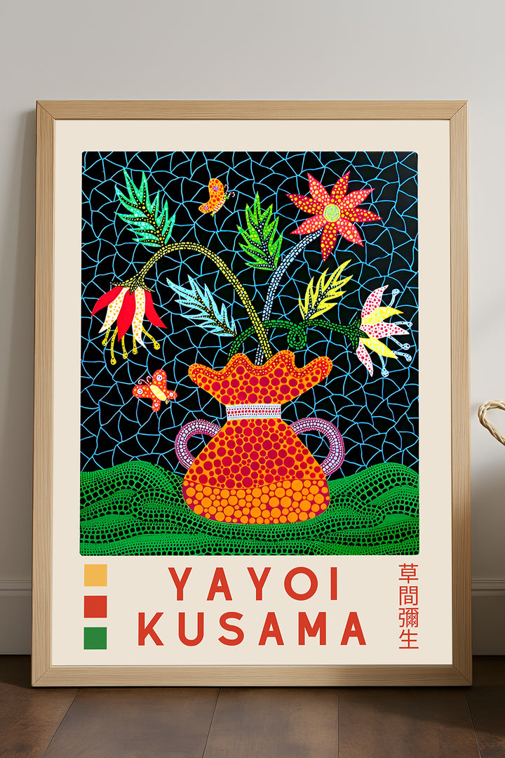 Yayoi Kusama lacivert fonda çiçekli vazo sergi posteri