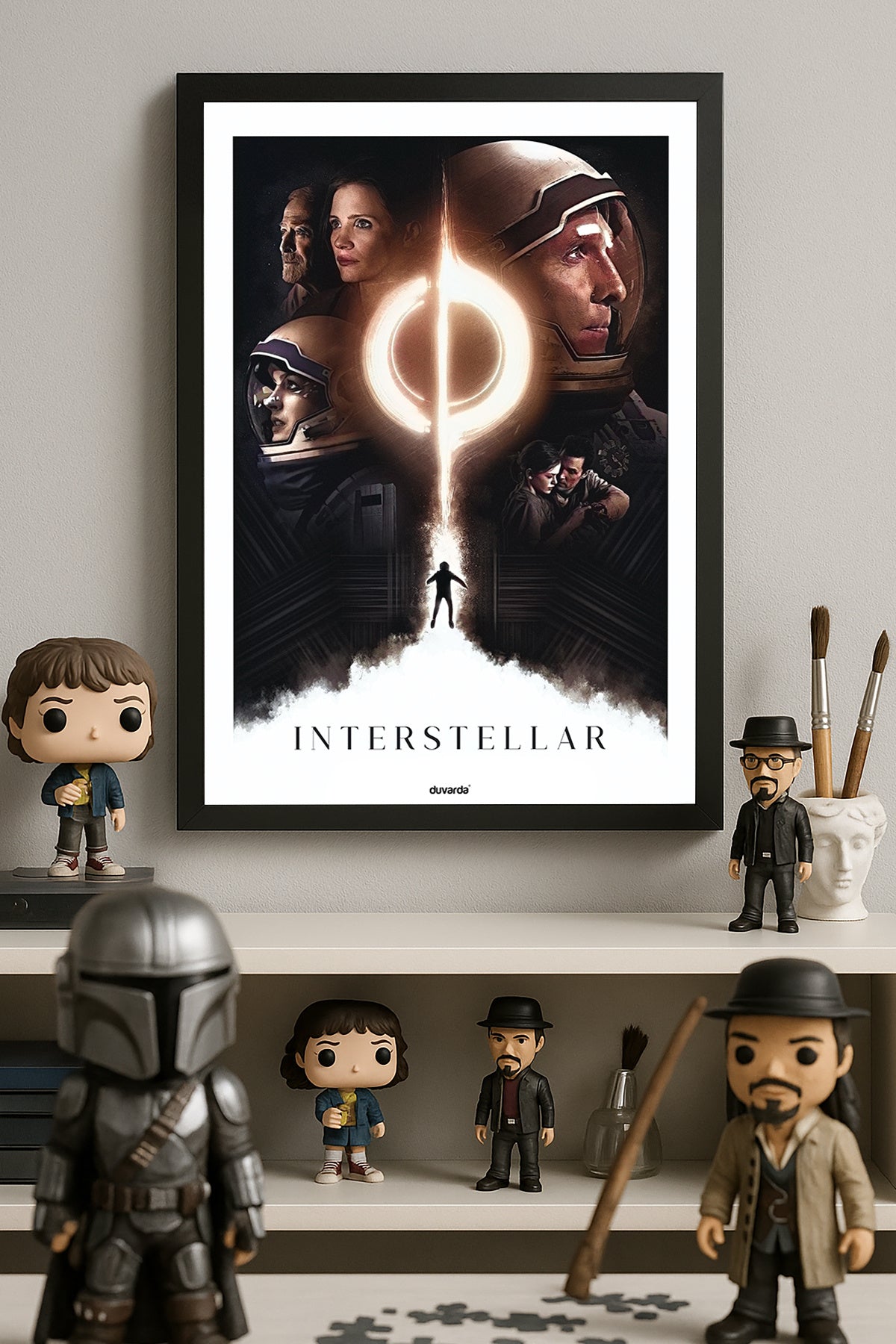 Interstellar parlayan halka içinde astronot ve karakterli film posteri çerçeveli tablo – 4. görsel