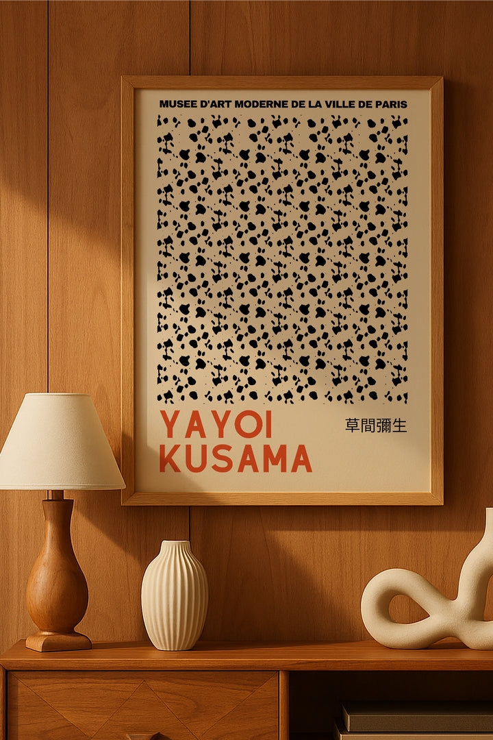 Yayoi Kusama siyah nokta kümesi desenli sergi posteri – 2. görsel