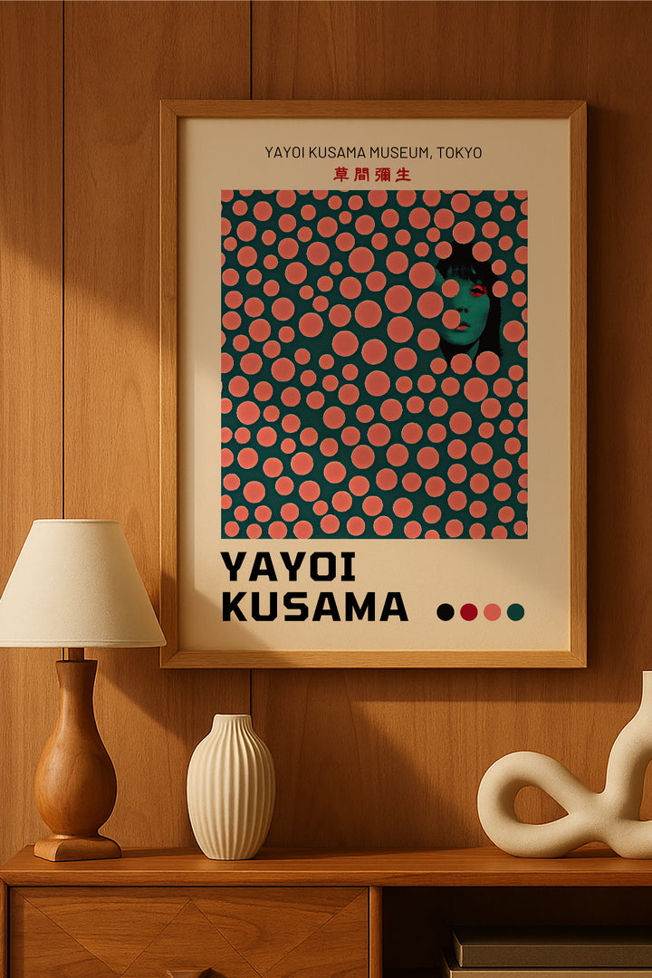 Yayoi Kusama somon puantiyeli gri zemin sergi posteri – 2. görsel