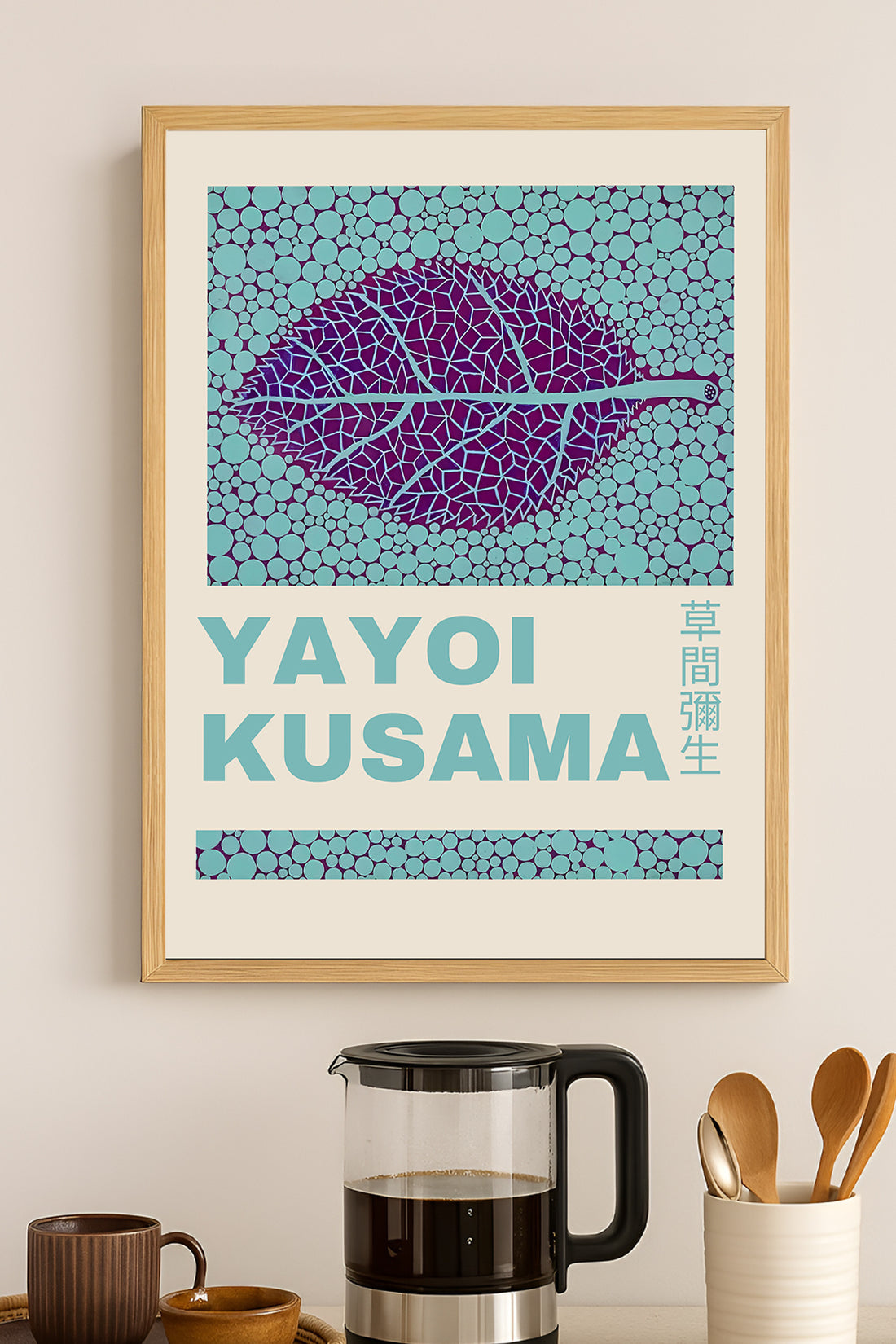 Yayoi Kusama mor yaprak turkuaz noktalı zemin sergi posteri – 3. görsel