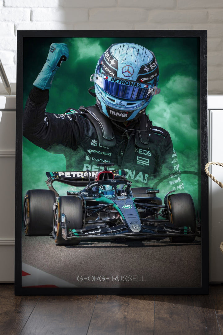 George Russell yeşil fonda kasklı pilot ve yarış aracı F1 posteri
