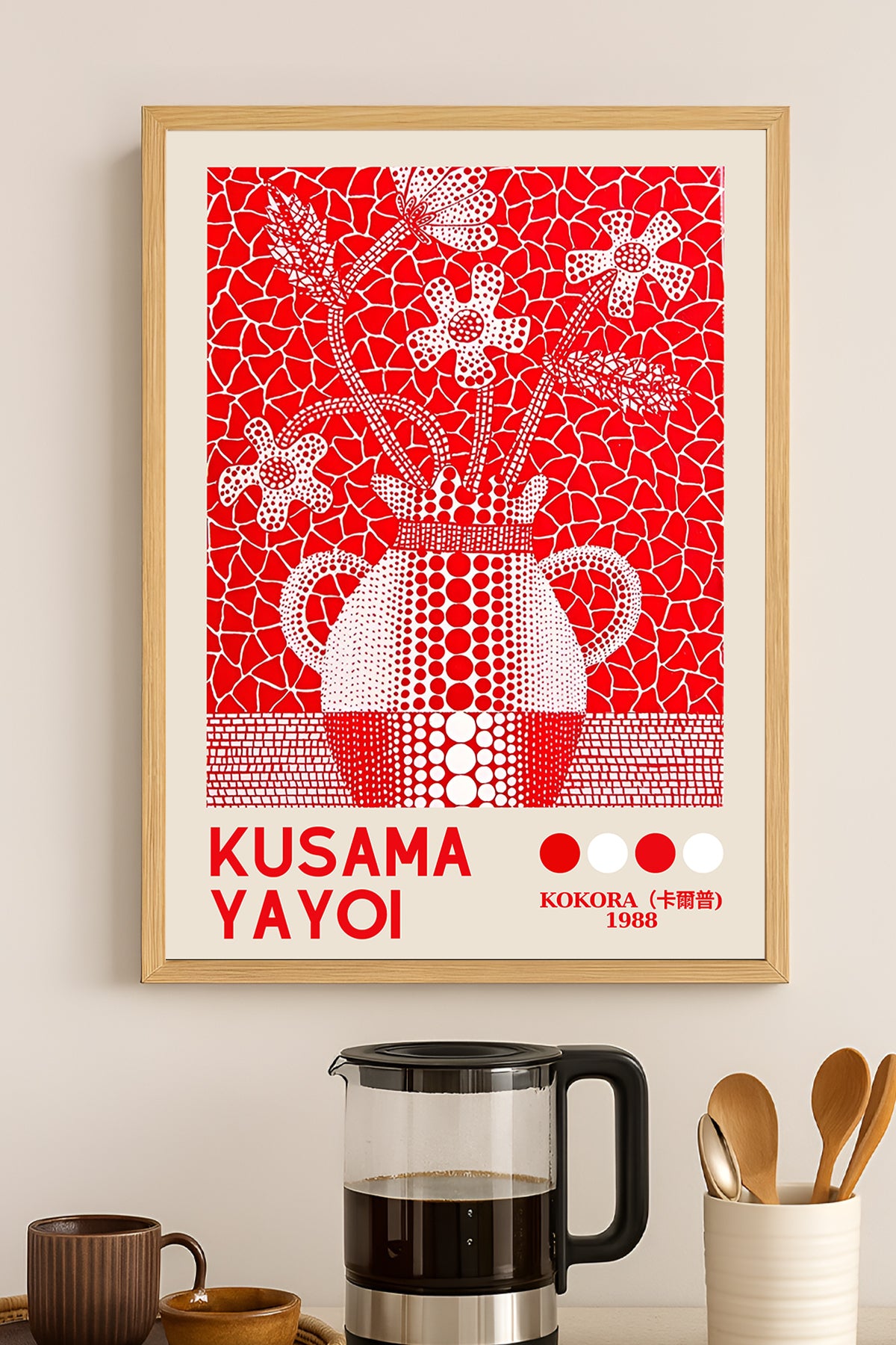Yayoi Kusama kırmızı puantiyeli vazo ve çiçek sergi posteri – 3. görsel