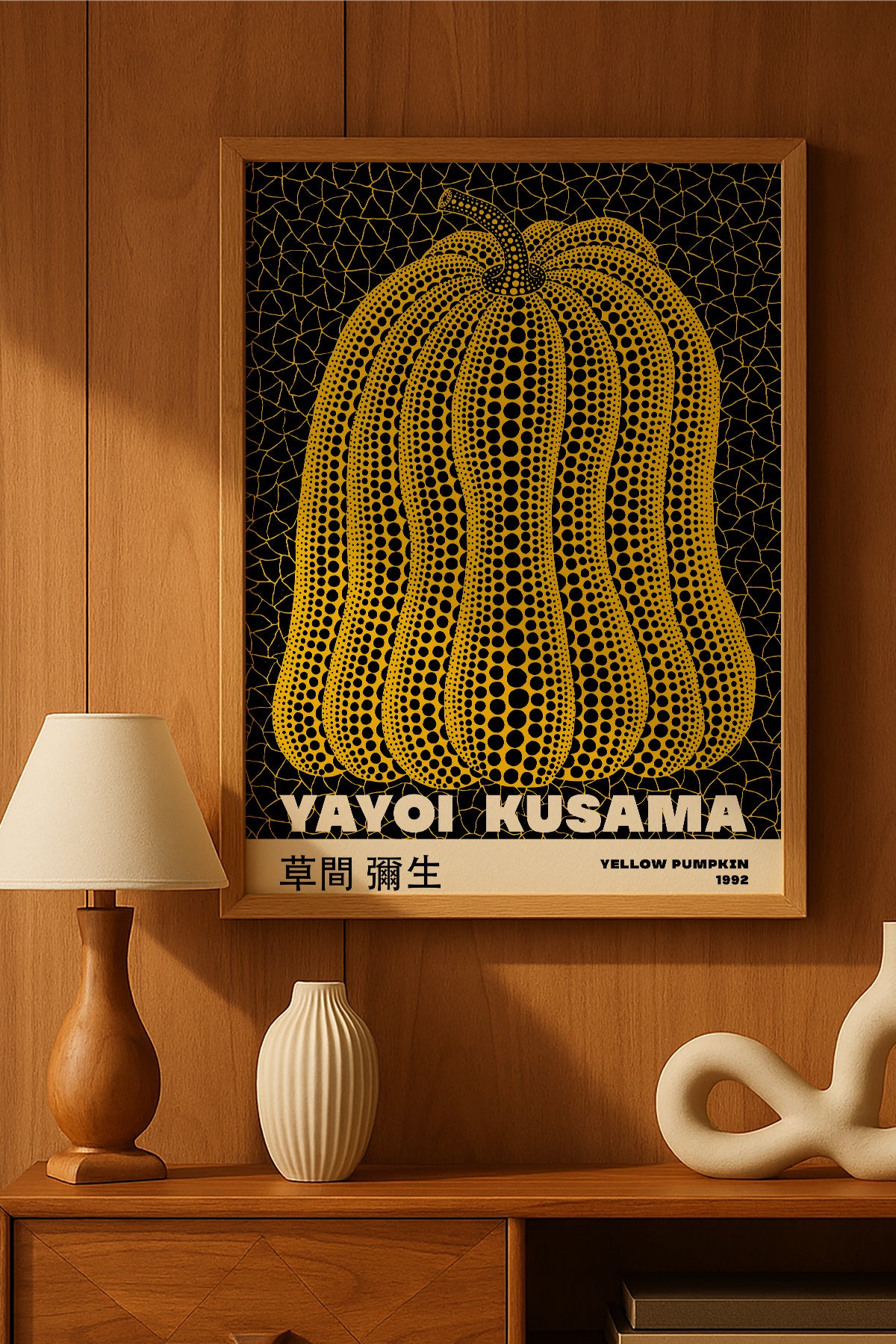 Yayoi Kusama sarı balkabağı siyah zeminli sergi posteri – 2. görsel
