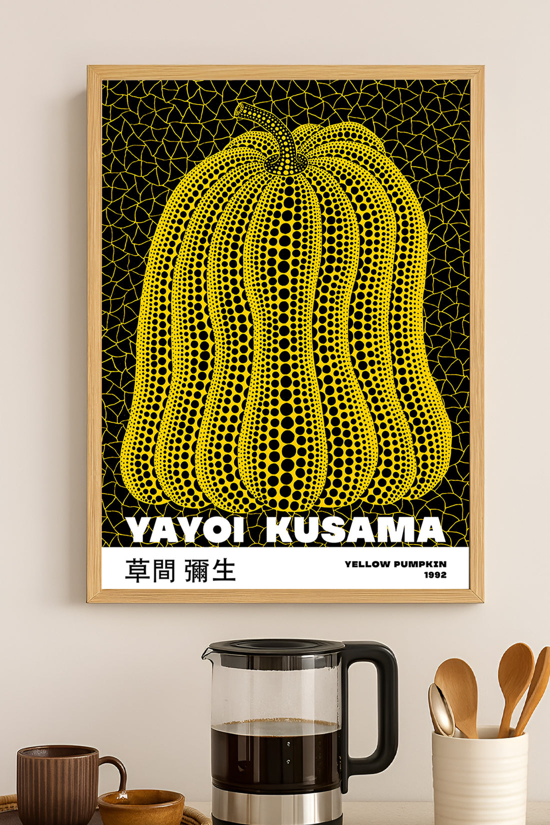 Yayoi Kusama sarı balkabağı siyah zeminli sergi posteri – 3. görsel