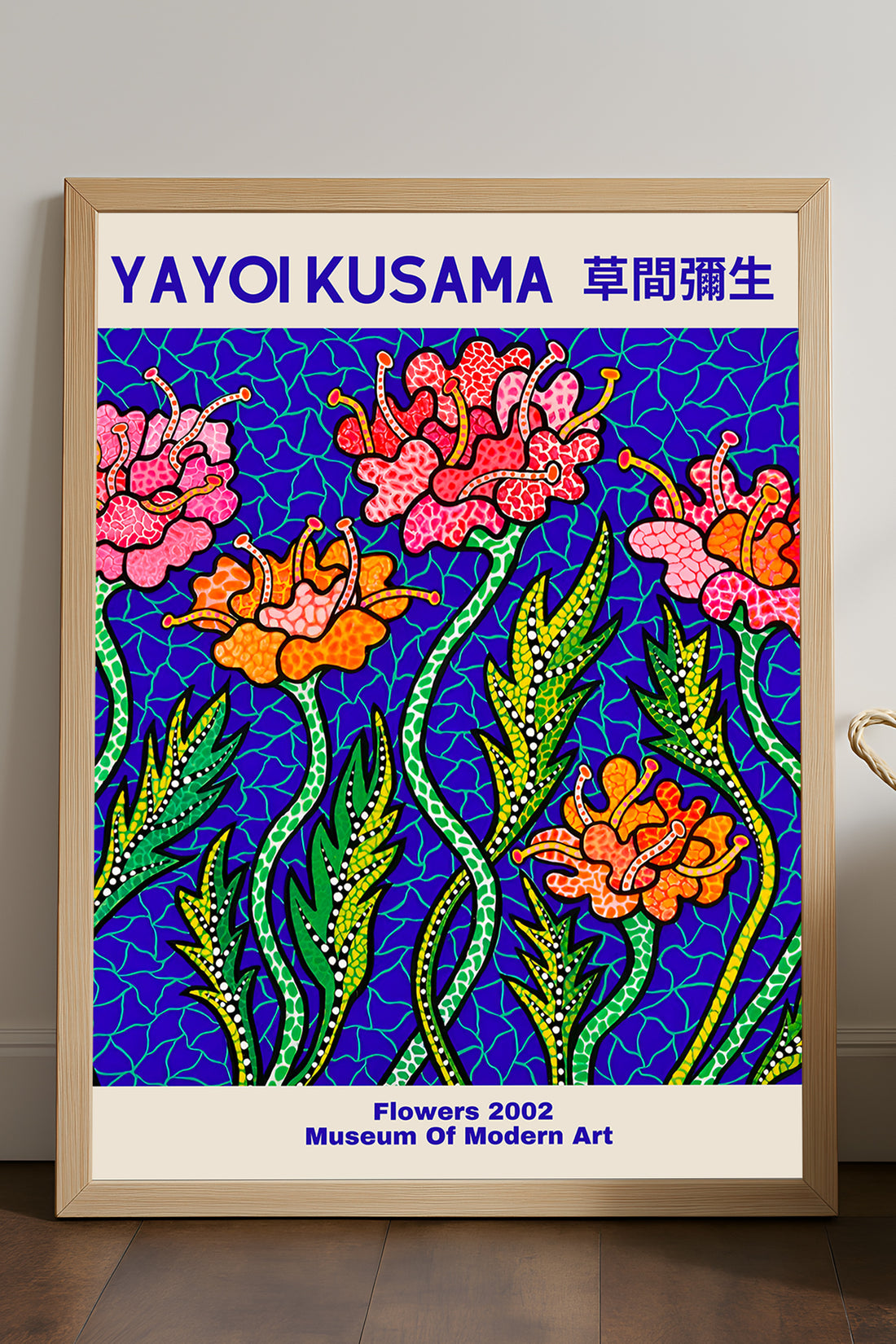 Yayoi Kusama mavi fonda Flowers 2002 çiçek sergi posteri