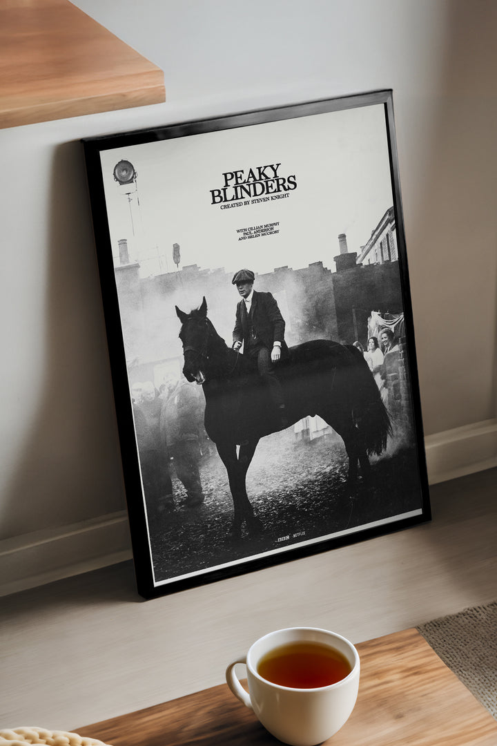 Peaky Blinders siyah beyaz atlı kasketli adam dizi posteri – 2. görsel