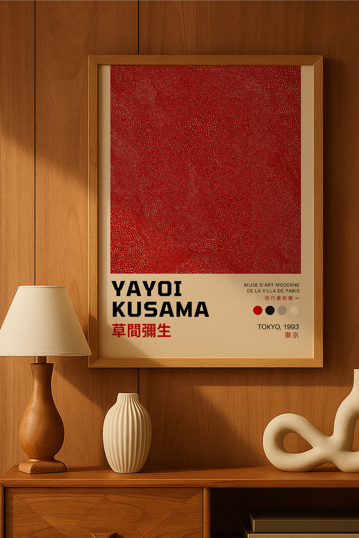 Yayoi Kusama kırmızı dokulu kare minimal sergi posteri – 2. görsel