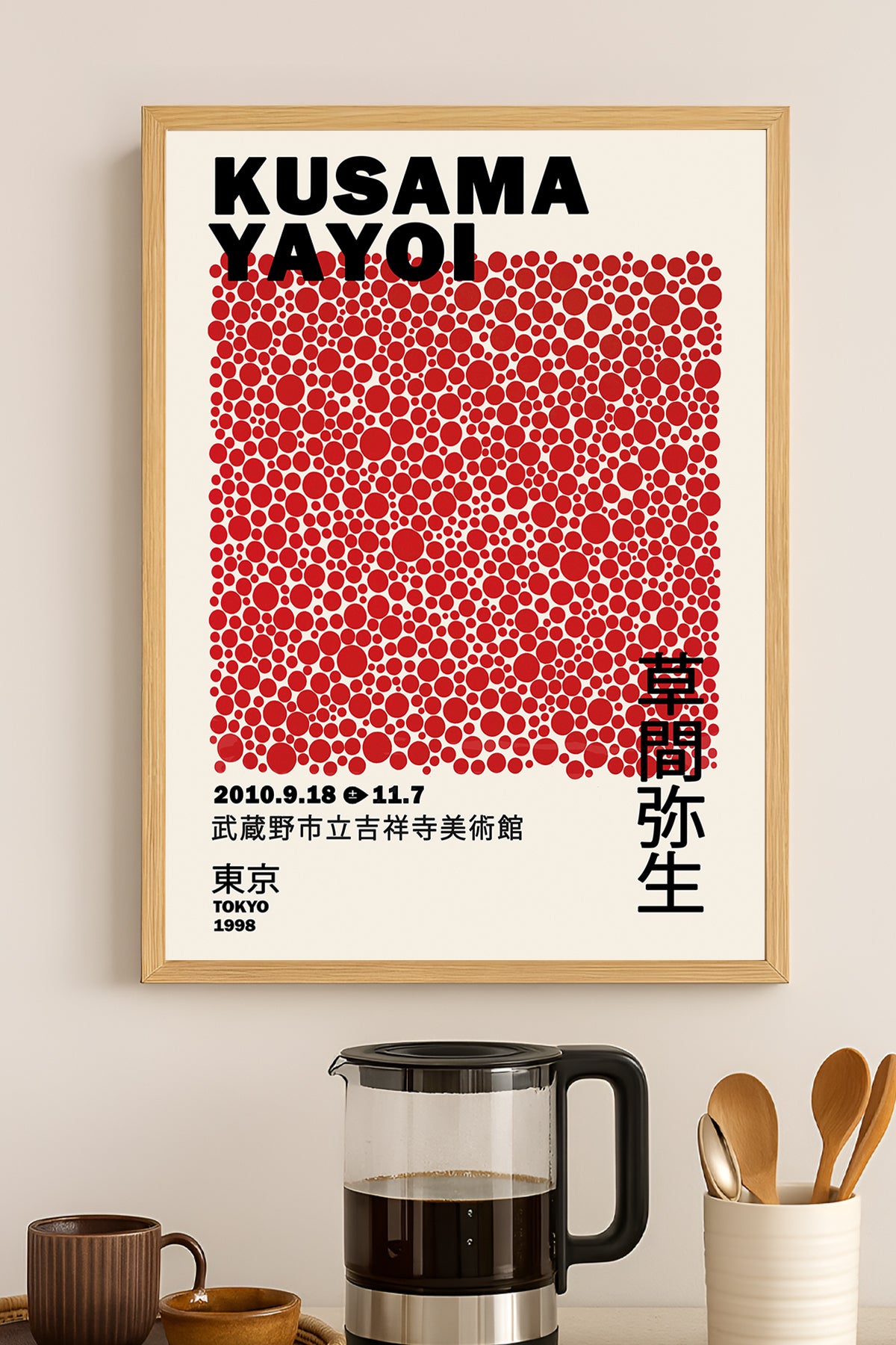 Yayoi Kusama kırmızı noktalı doku Japonca sergi posteri – 3. görsel