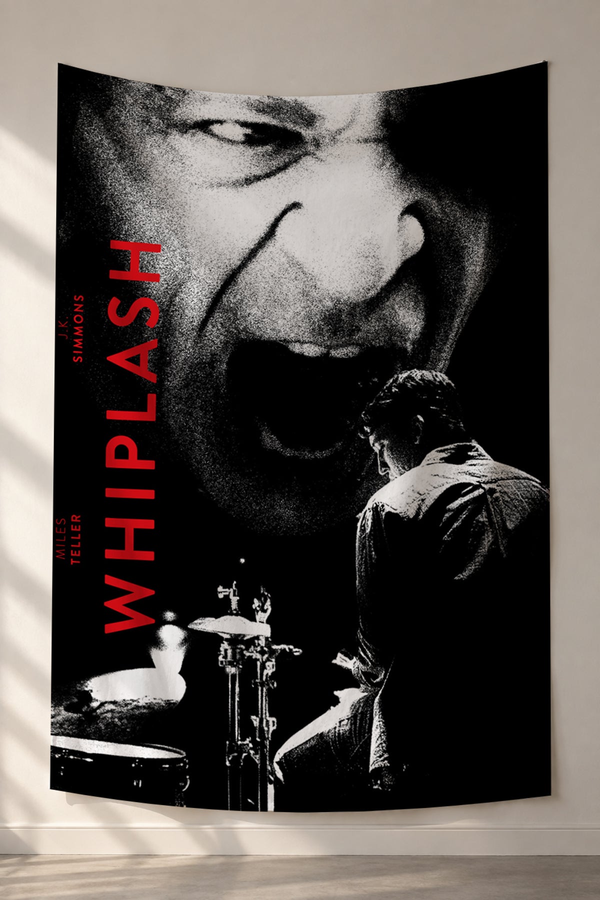 Siyah beyaz bağıran yüz ve dikey yazılı Whiplash duvar örtüsü