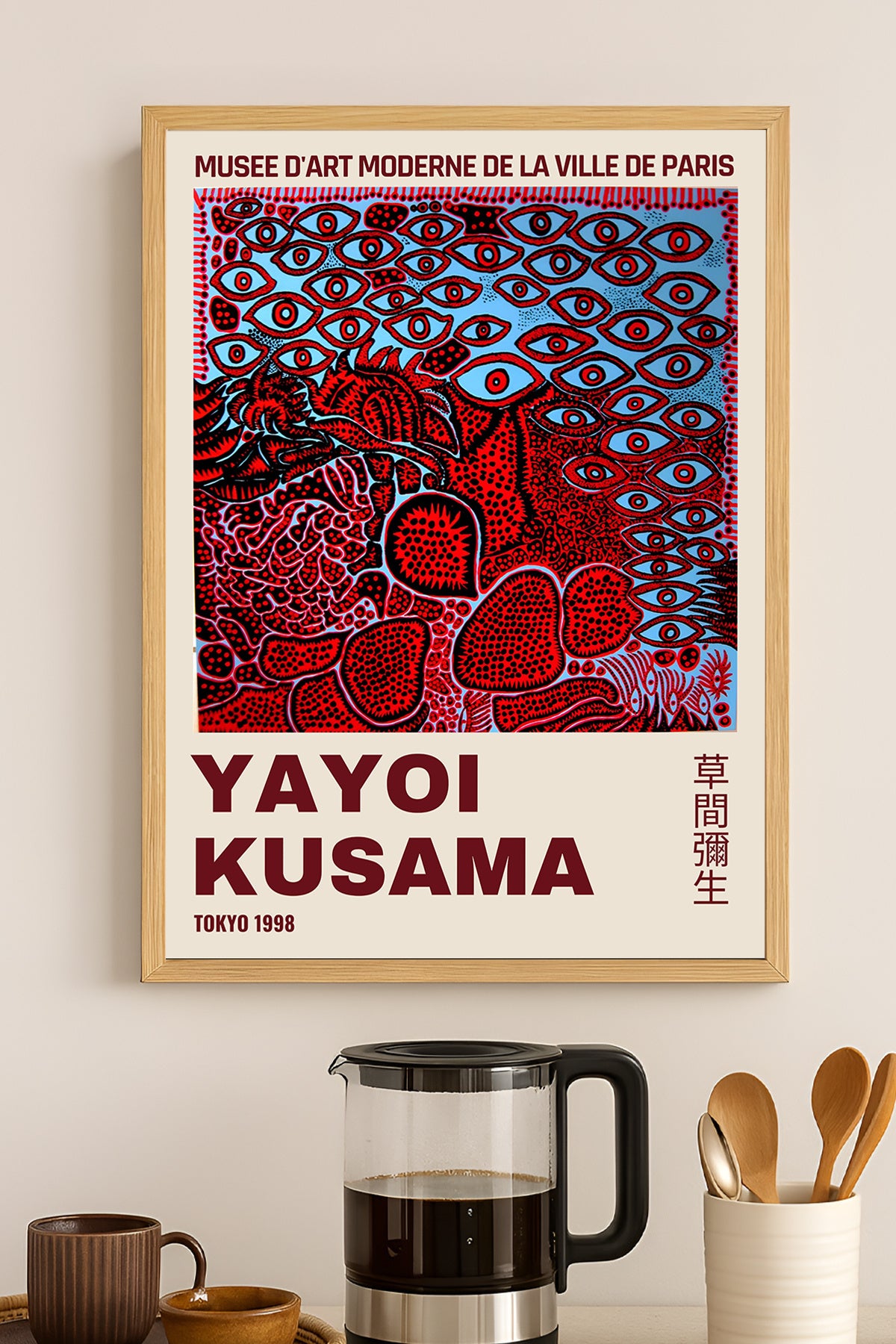 Yayoi Kusama bordo göz motifli desen sergi posteri – 3. görsel