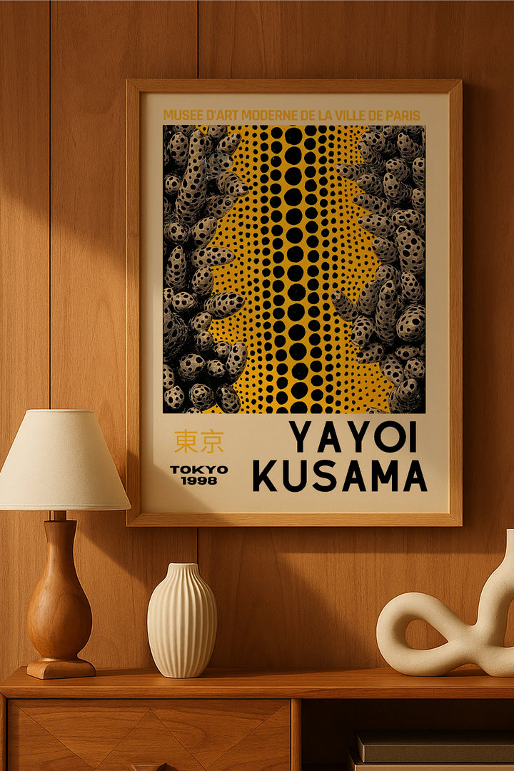 Yayoi Kusama sarı siyah puantiyeli sütun sergi posteri – 2. görsel