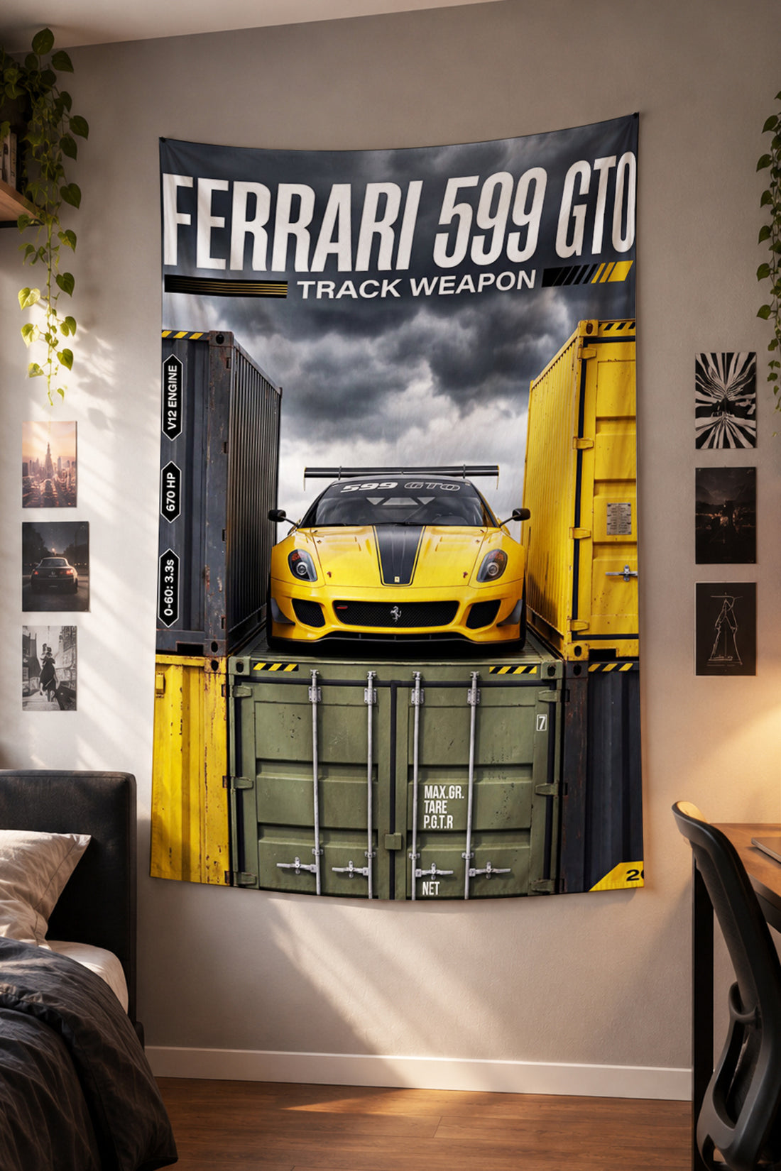 Ferrari 599 GTO konteynerler arasında sarı otomobil kumaş duvar örtüsü – 2. görsel
