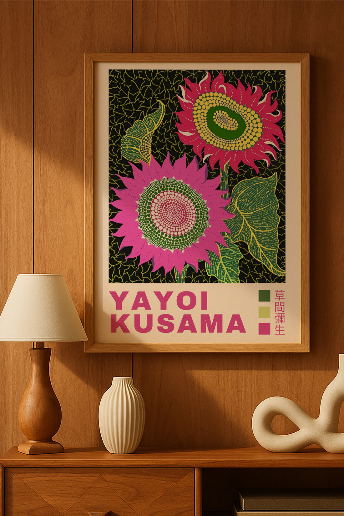 Yayoi Kusama pembe puantiyeli çiçekler koyu zeminli posteri – 2. görsel