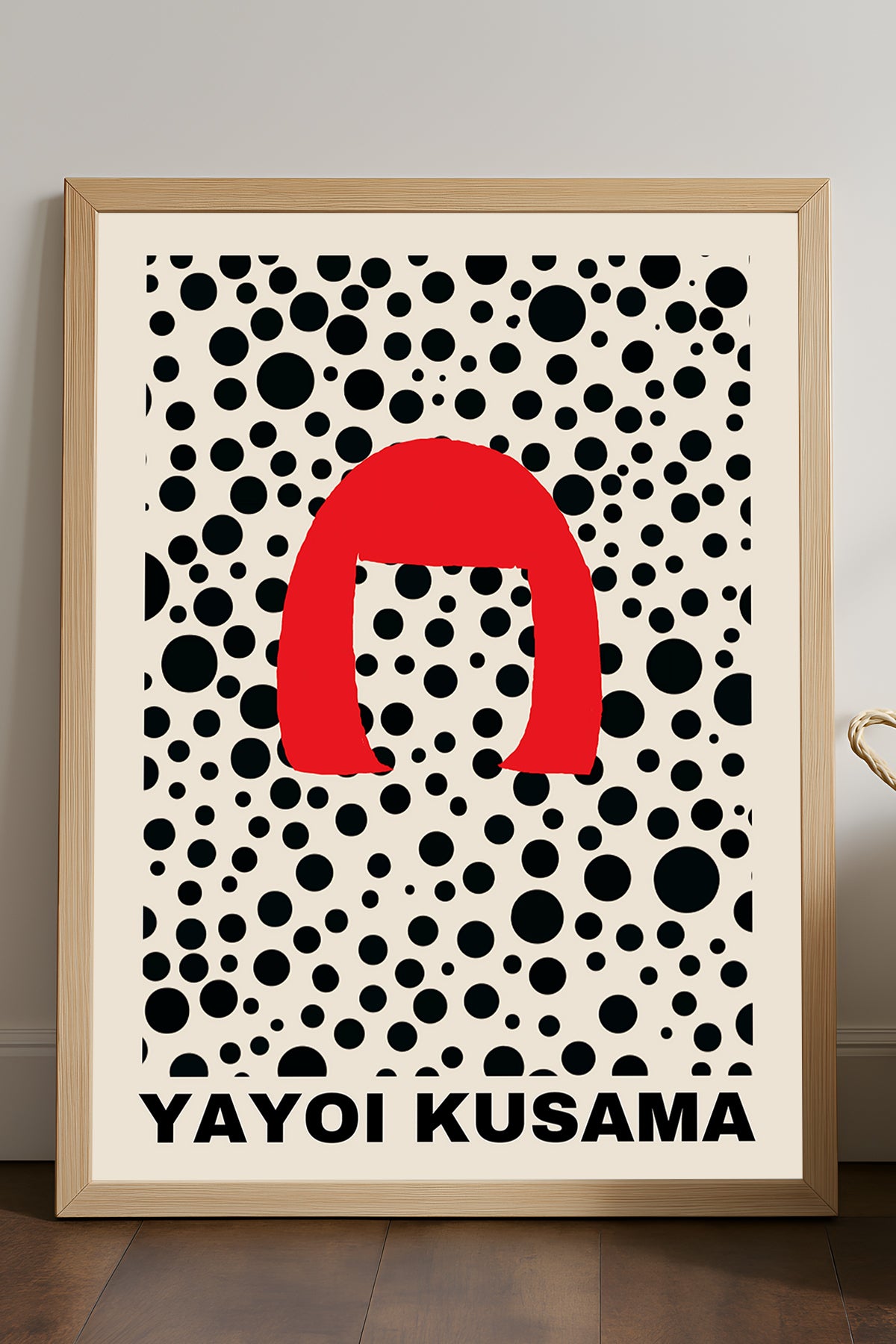 Yayoi Kusama kırmızı kemer ve siyah puantiyeli sergi posteri