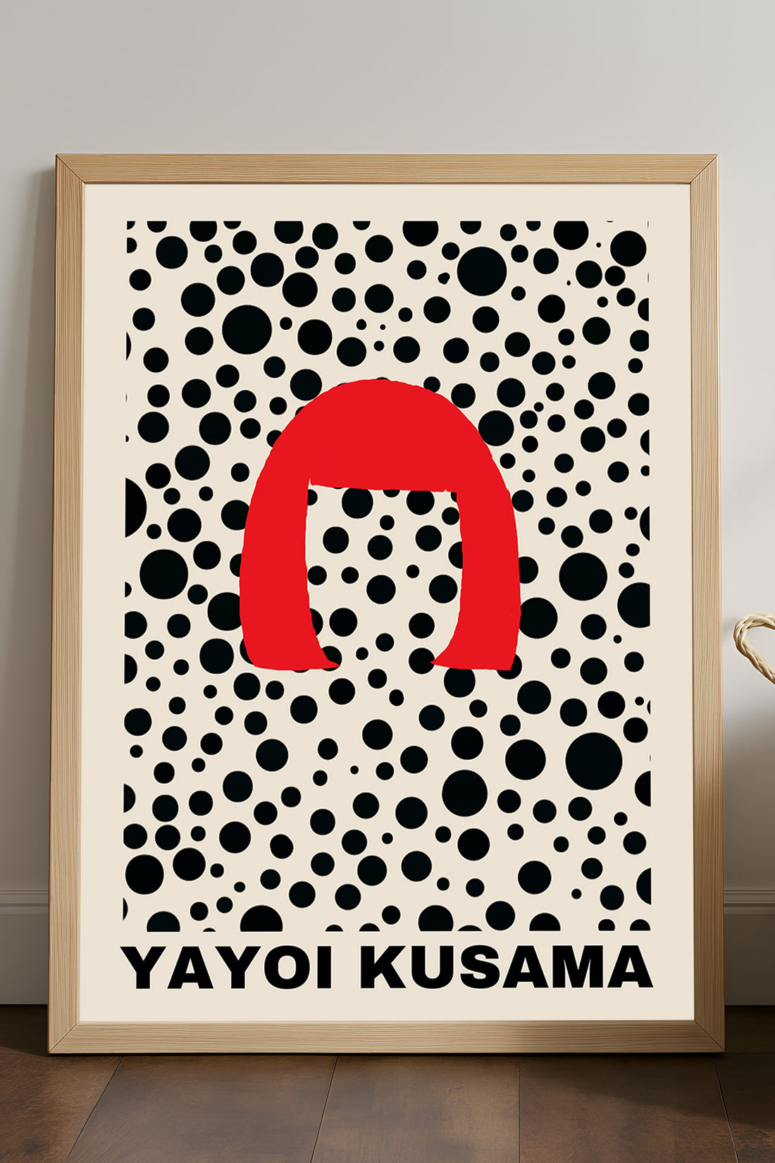 Yayoi Kusama kırmızı kemer ve siyah puantiyeli sergi posteri