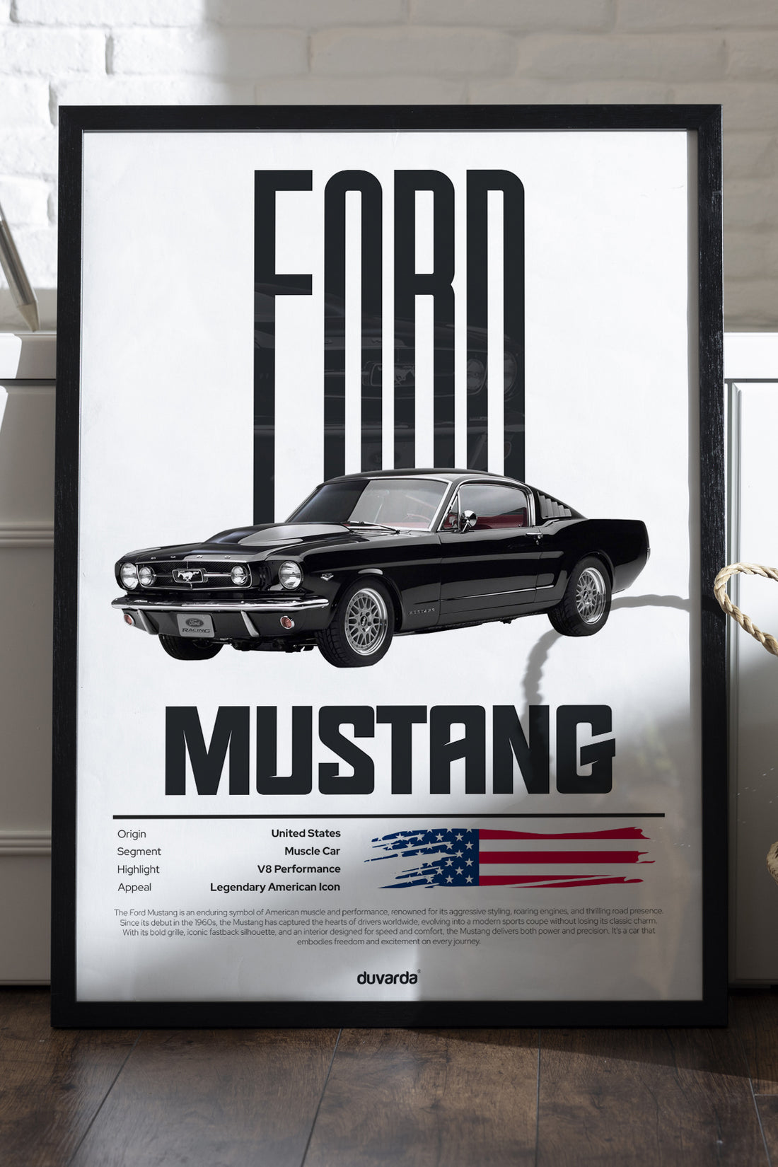 Ford Mustang dev Ford harfleri önünde siyah klasik araba posteri