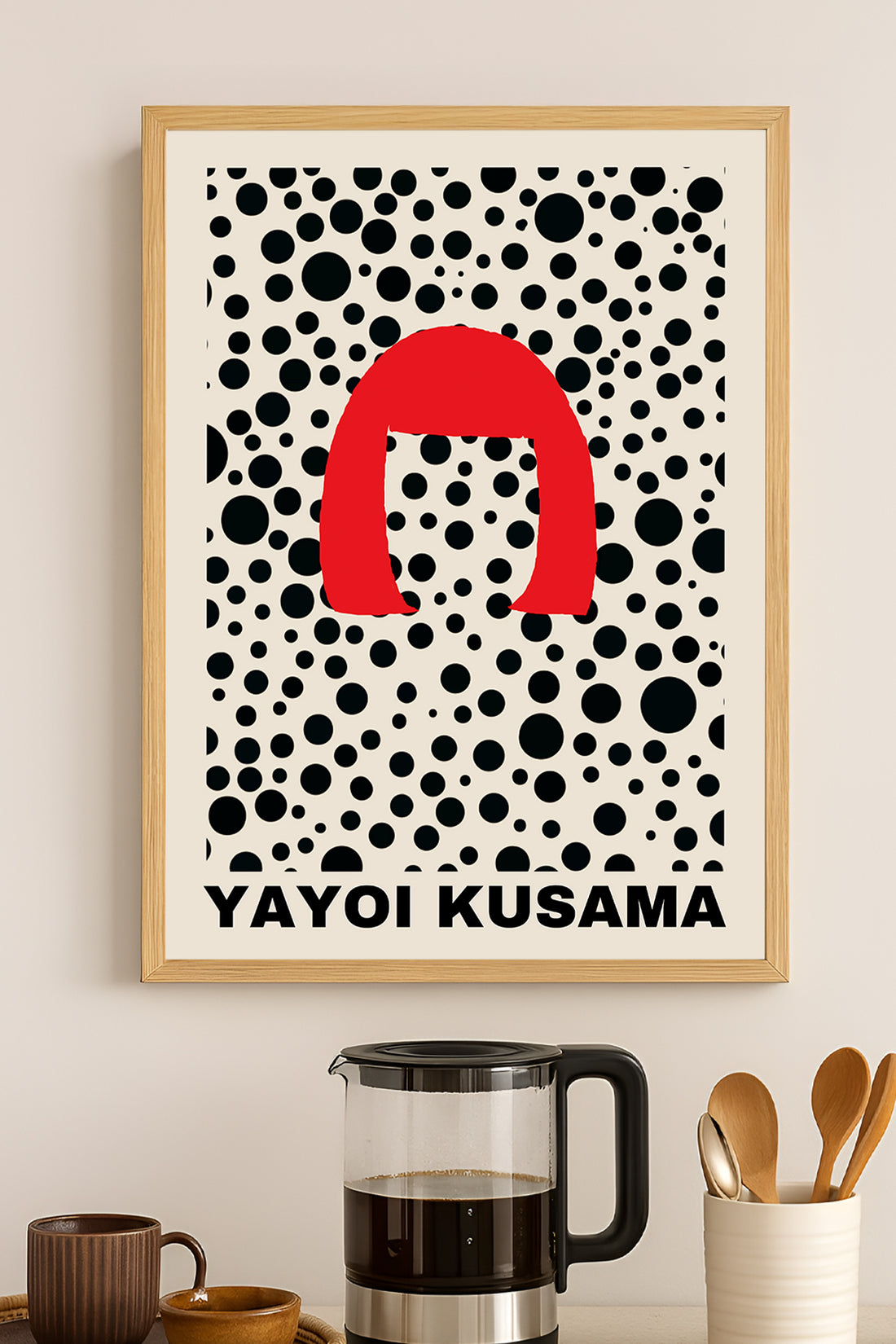 Yayoi Kusama kırmızı kemer ve siyah puantiyeli sergi posteri – 3. görsel