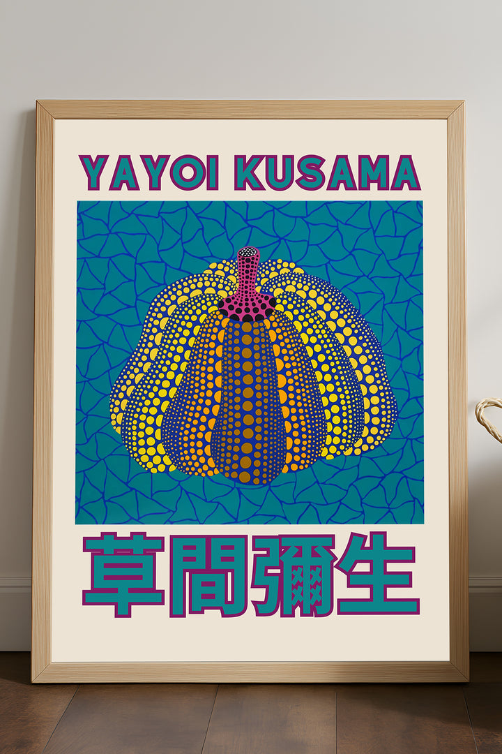 Yayoi Kusama mavi fonda renkli puantiyeli balkabağı posteri