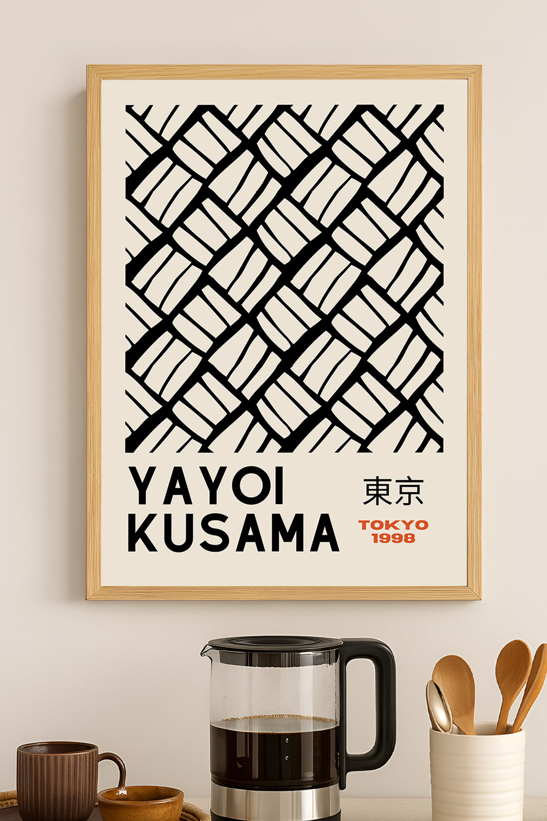 Yayoi Kusama siyah çapraz örgü desenli sergi posteri – 3. görsel