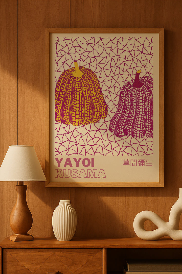 Yayoi Kusama pembe mor iki balkabağı sergi posteri – 2. görsel