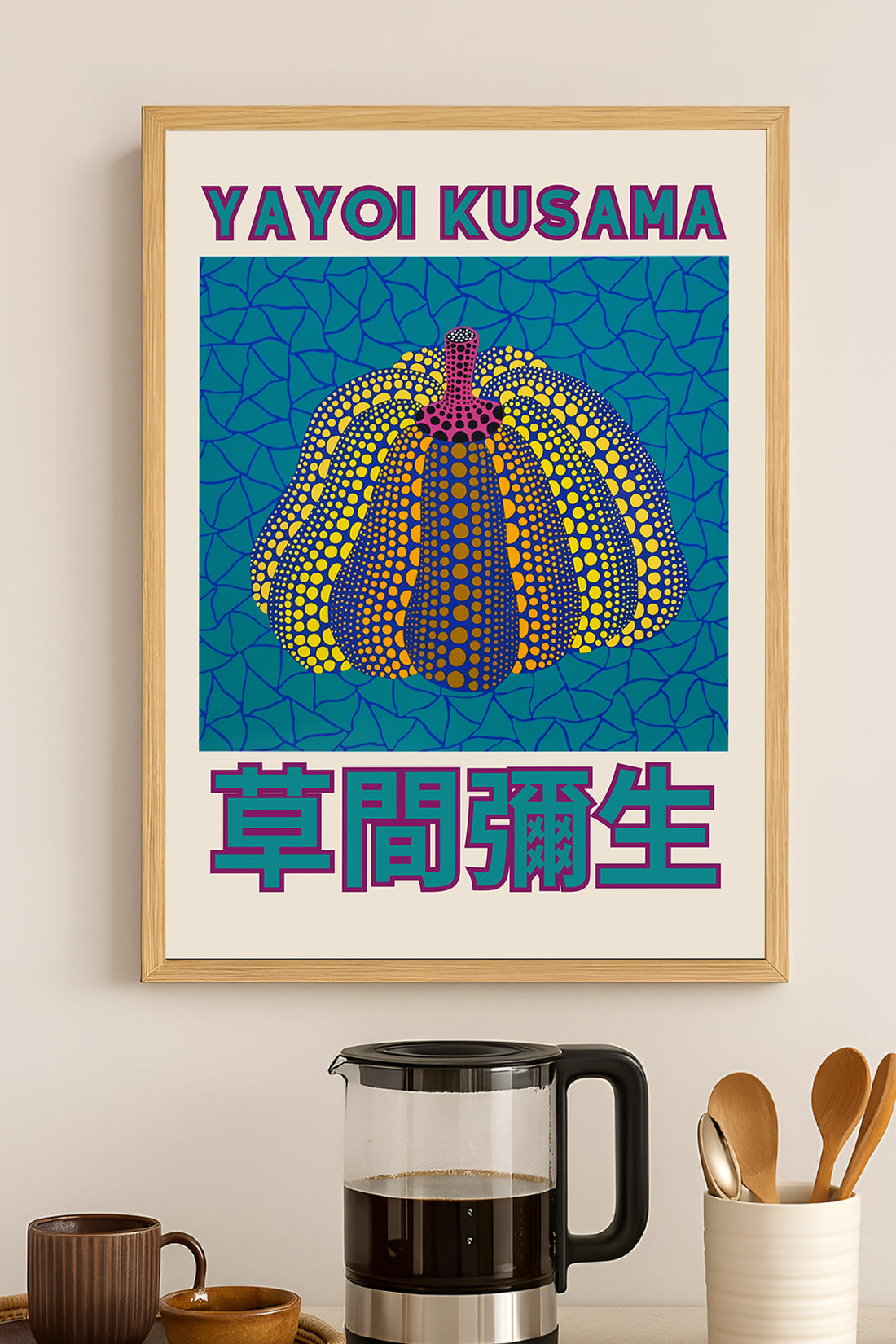Yayoi Kusama mavi fonda renkli puantiyeli balkabağı posteri – 3. görsel
