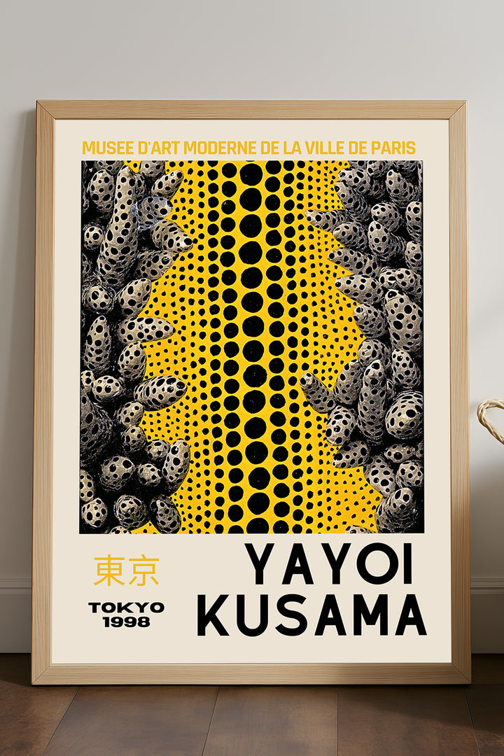 Yayoi Kusama sarı siyah puantiyeli sütun sergi posteri