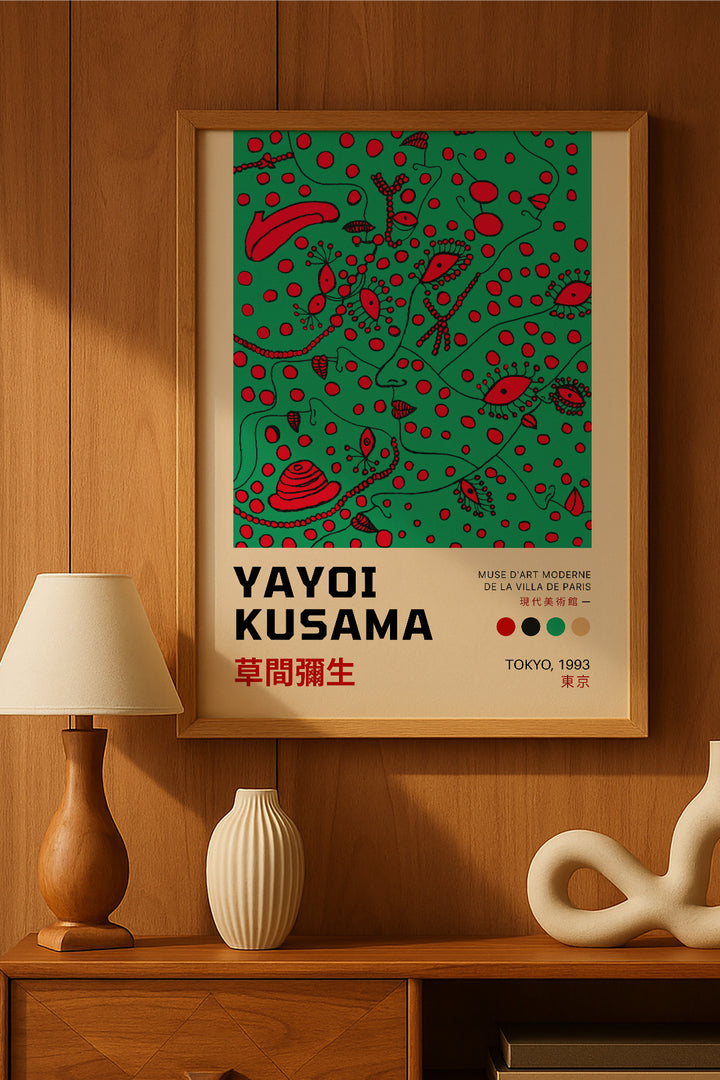 Yayoi Kusama yeşil zeminde kırmızı organik desen sergi posteri – 2. görsel