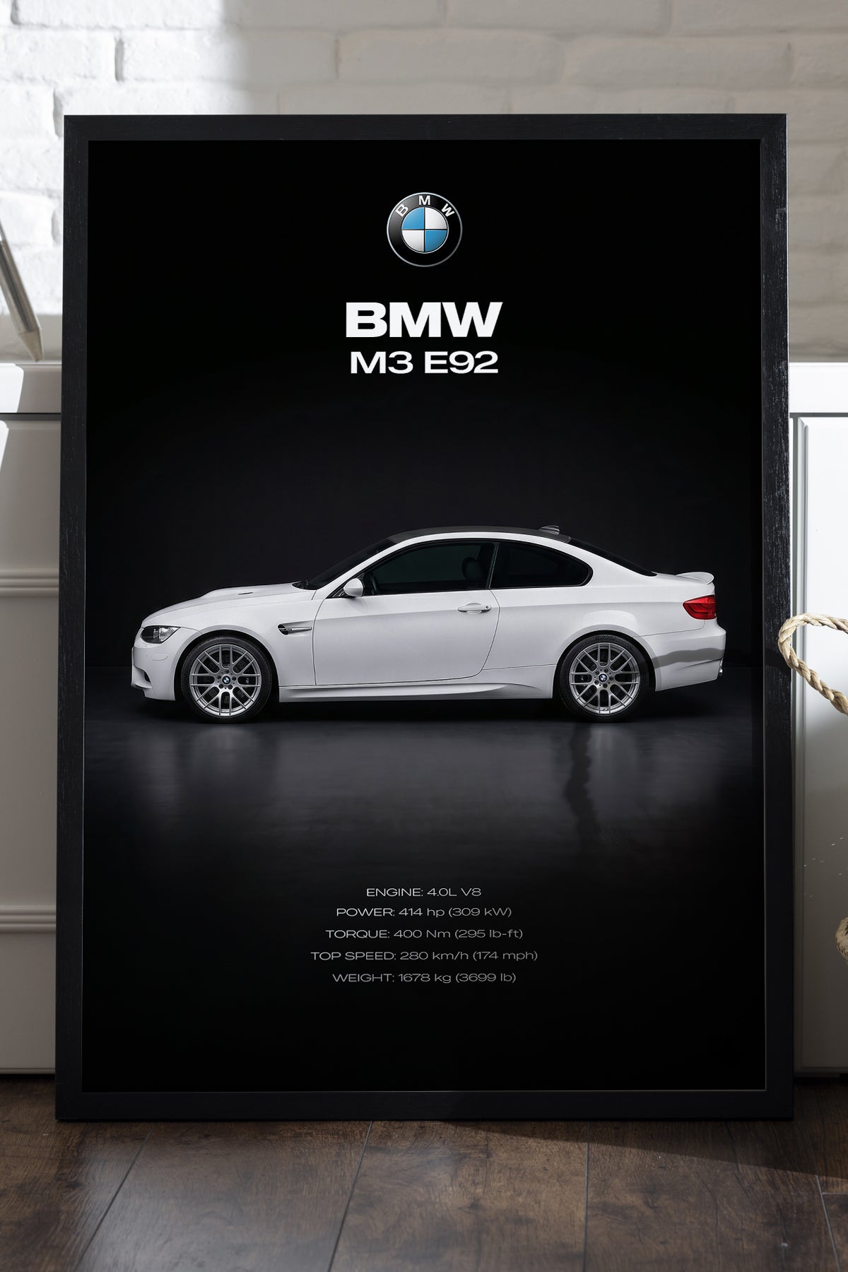 BMW M3 E92 siyah zeminde beyaz coupe posteri