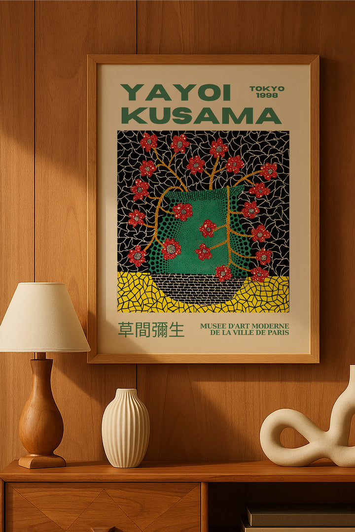 Yayoi Kusama yeşil vazoda kırmızı çiçekler sergi posteri – 2. görsel