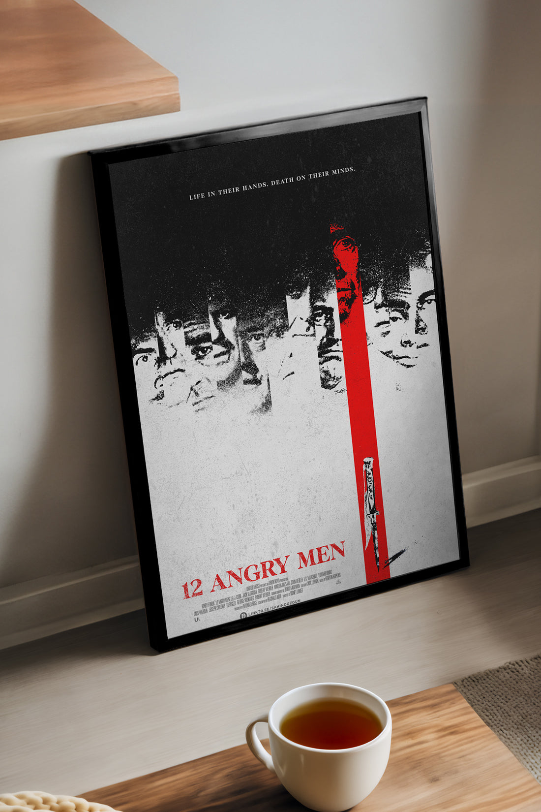 12 Angry Men siyah beyaz kalabalık ve kırmızı figürlü film posteri – 3. görsel