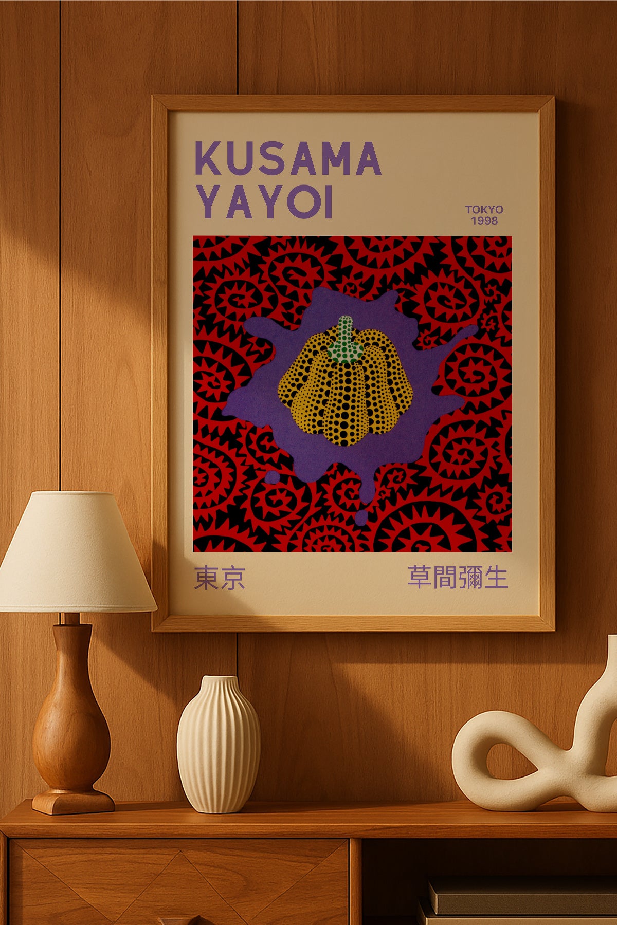 Yayoi Kusama kırmızı fonda sarı balkabağı sergi posteri – 2. görsel