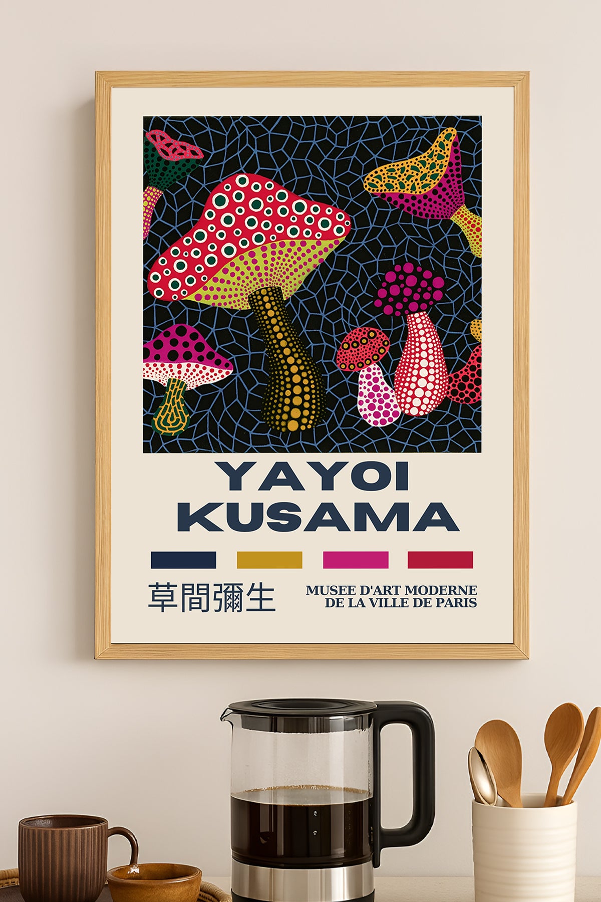 Yayoi Kusama kırmızı puantiyeli mantarlar koyu zeminli posteri – 3. görsel