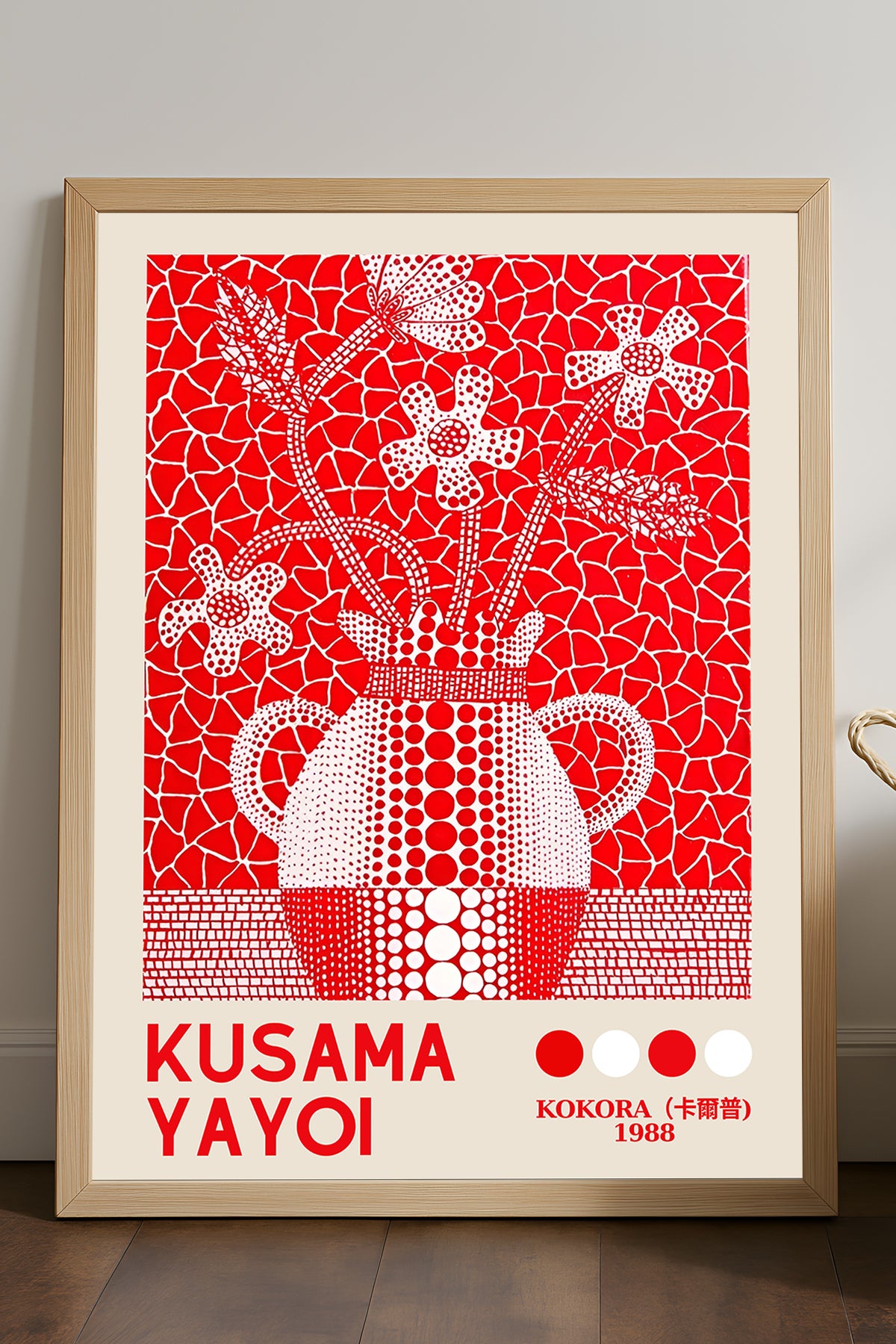 Yayoi Kusama kırmızı puantiyeli vazo ve çiçek sergi posteri