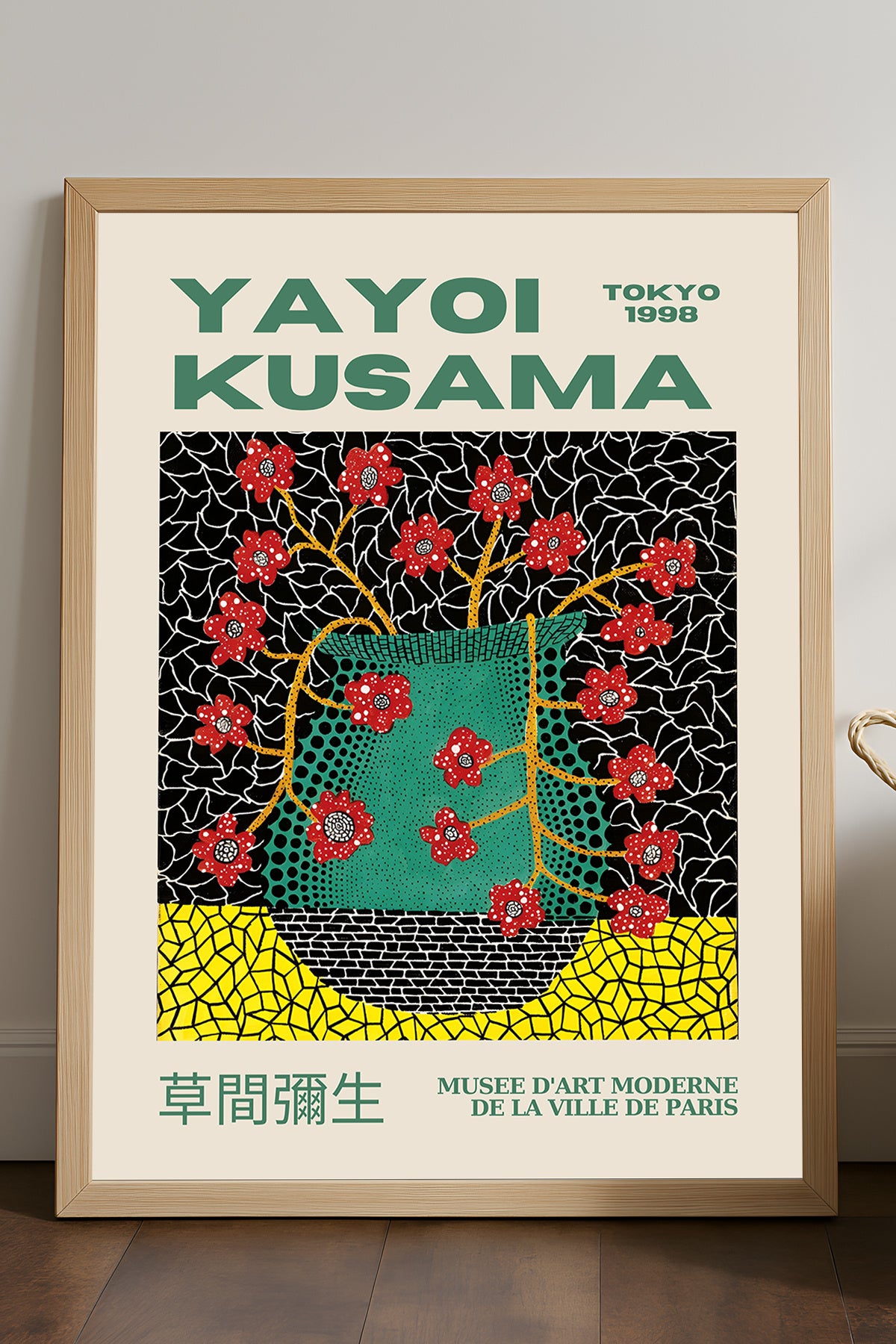 Yayoi Kusama yeşil vazoda kırmızı çiçekler sergi posteri