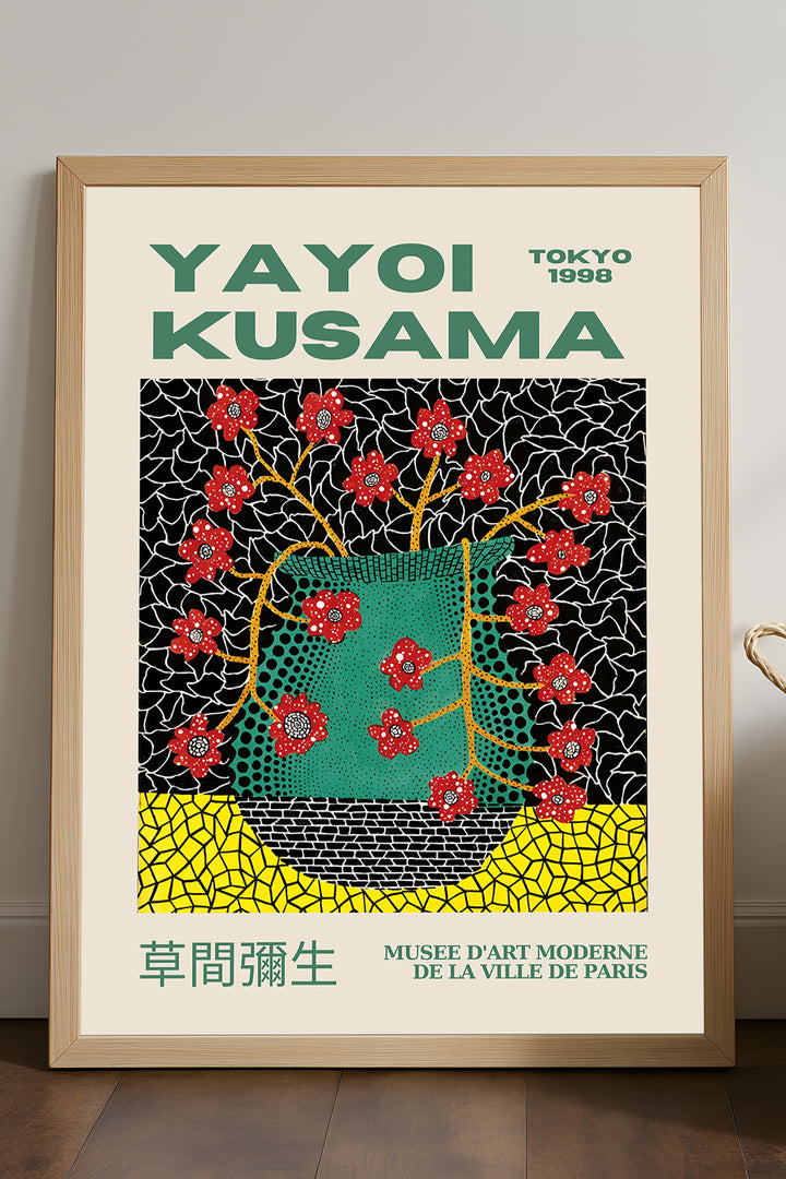 Yayoi Kusama yeşil vazoda kırmızı çiçekler sergi posteri