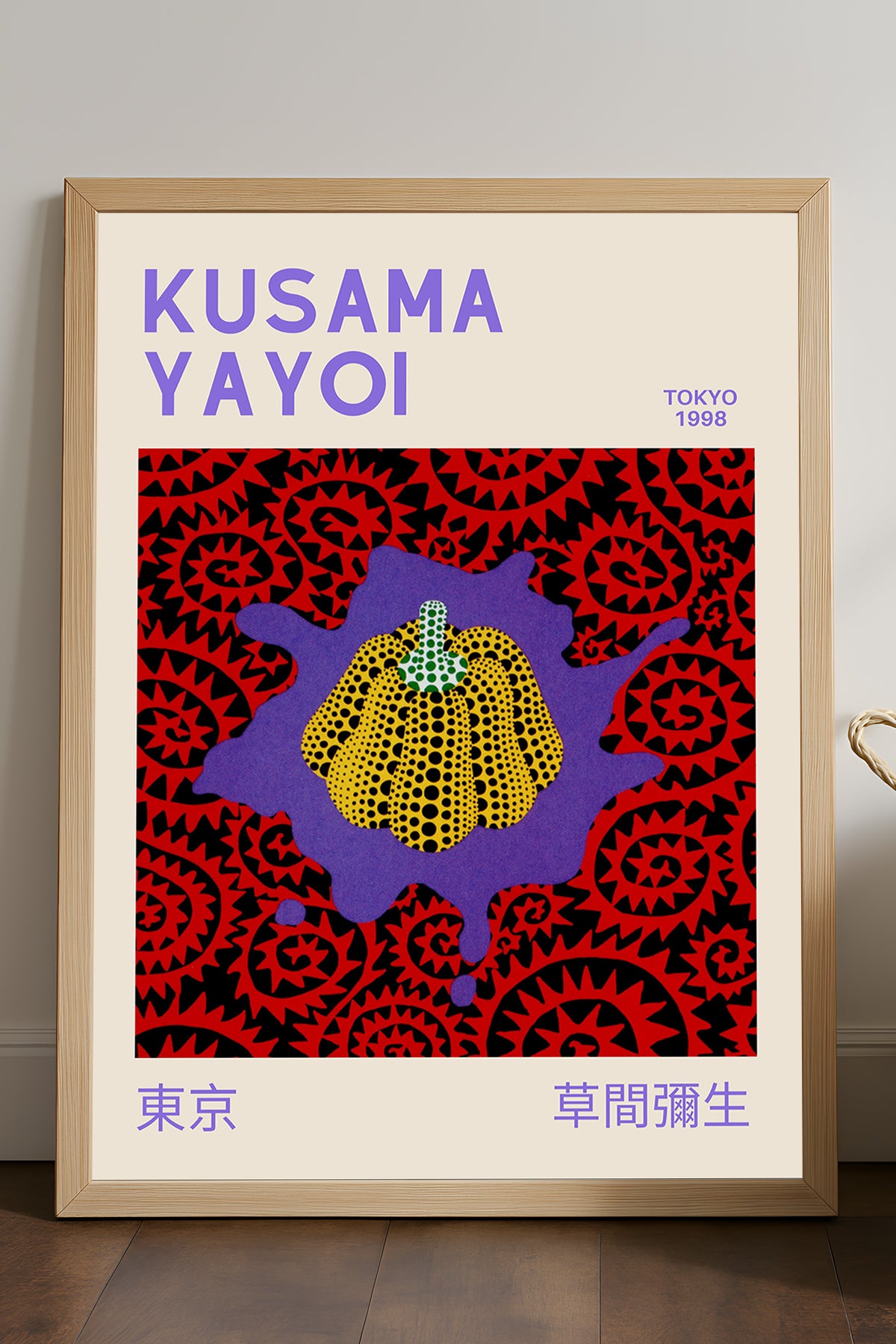 Yayoi Kusama kırmızı fonda sarı balkabağı sergi posteri