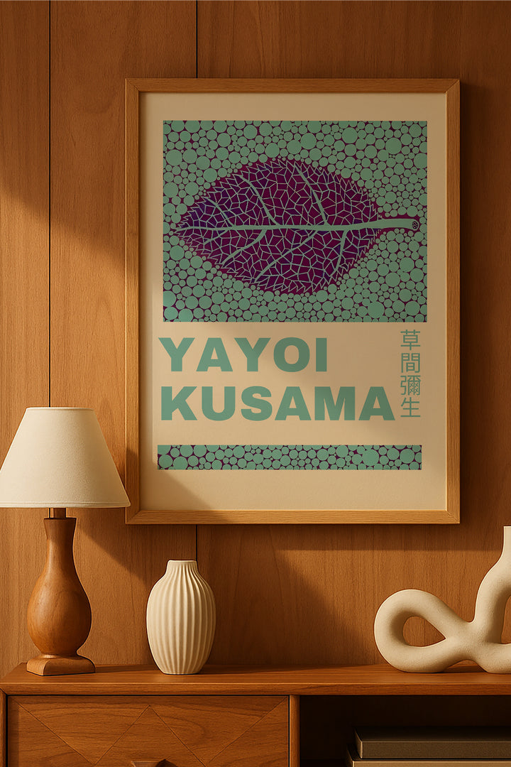 Yayoi Kusama mor yaprak turkuaz noktalı zemin sergi posteri – 2. görsel