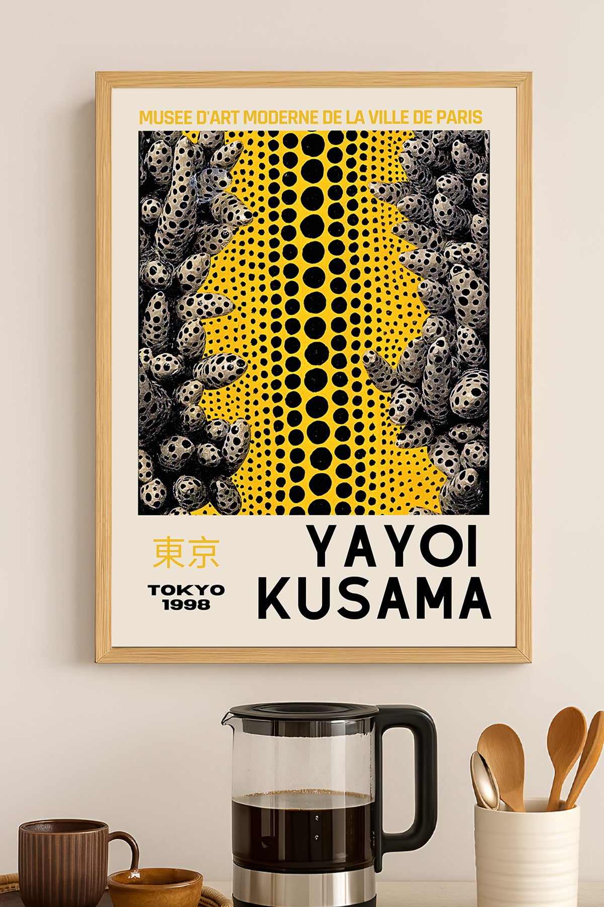 Yayoi Kusama sarı siyah puantiyeli sütun sergi posteri – 3. görsel