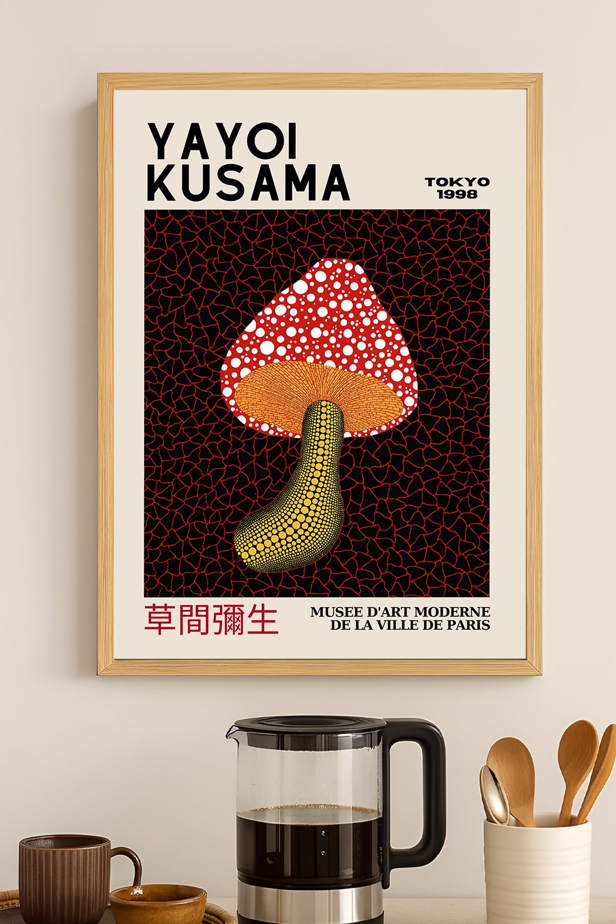 Yayoi Kusama kırmızı puantiyeli mantar sergi posteri – 3. görsel