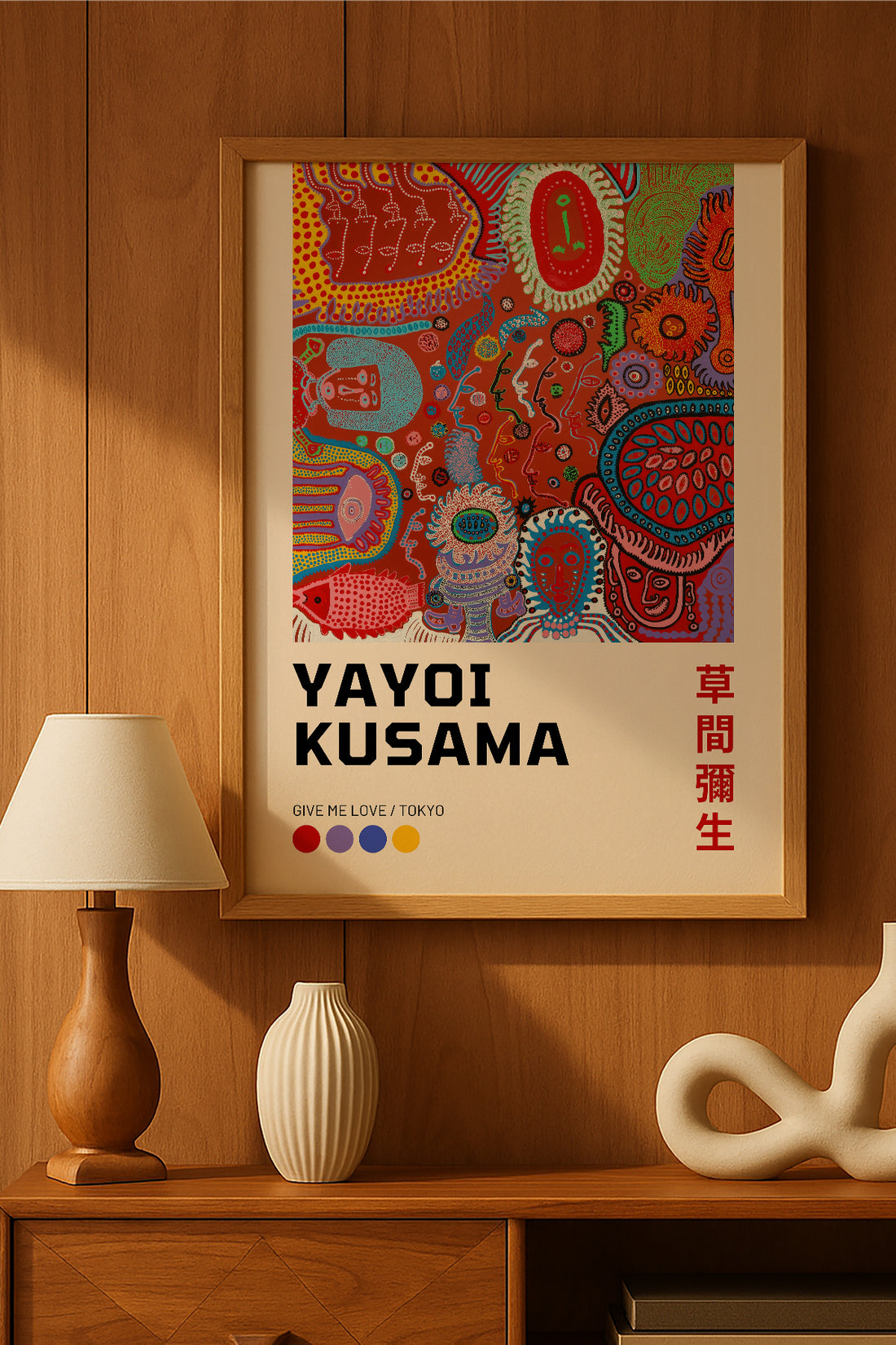 Yayoi Kusama kırmızı renkli yoğun desenli sergi posteri – 2. görsel