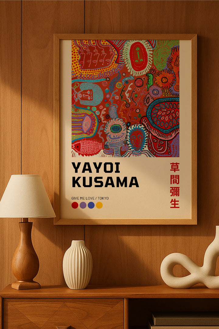 Yayoi Kusama kırmızı renkli yoğun desenli sergi posteri – 2. görsel