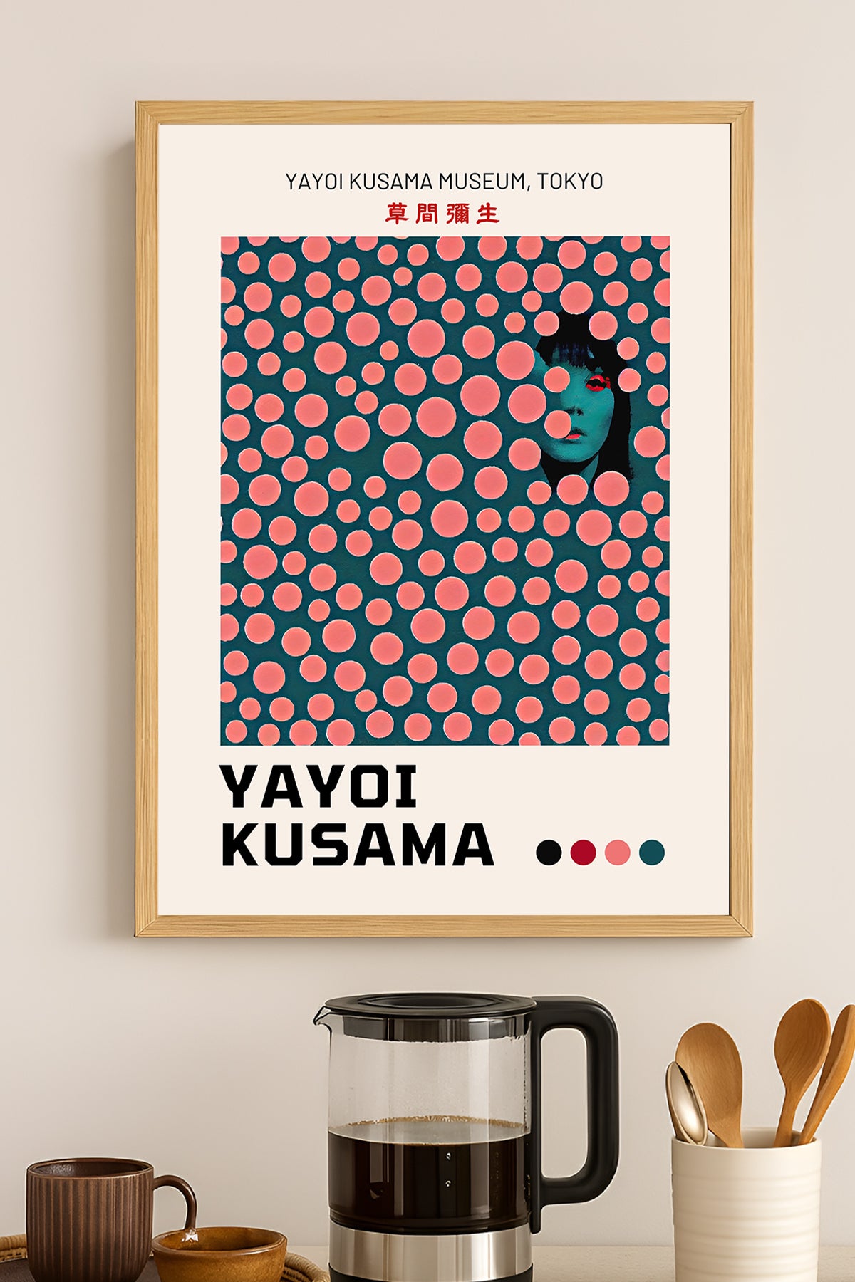 Yayoi Kusama somon puantiyeli gri zemin sergi posteri – 3. görsel